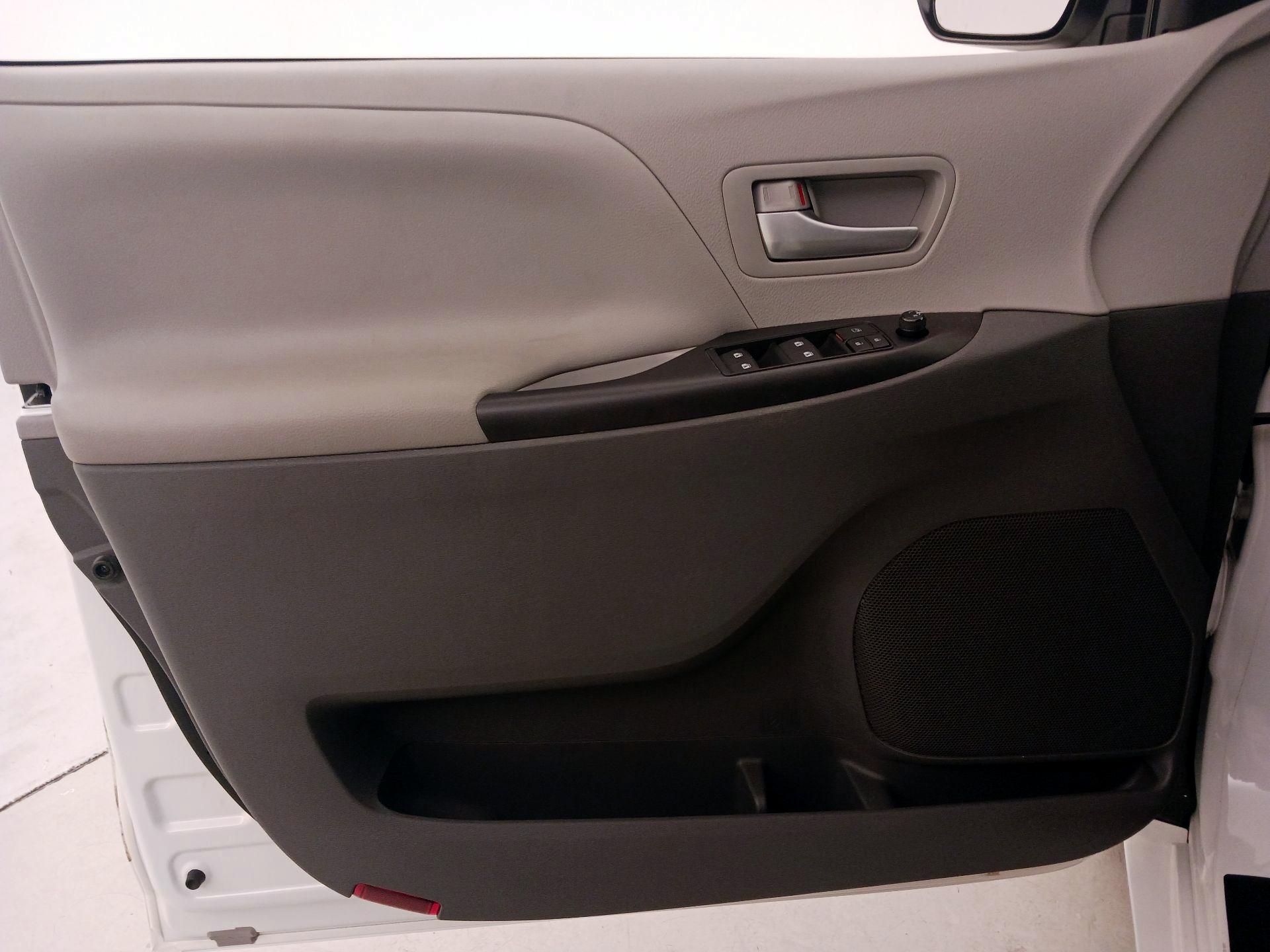 Thumbnail: 2016 Toyota Sienna - 12