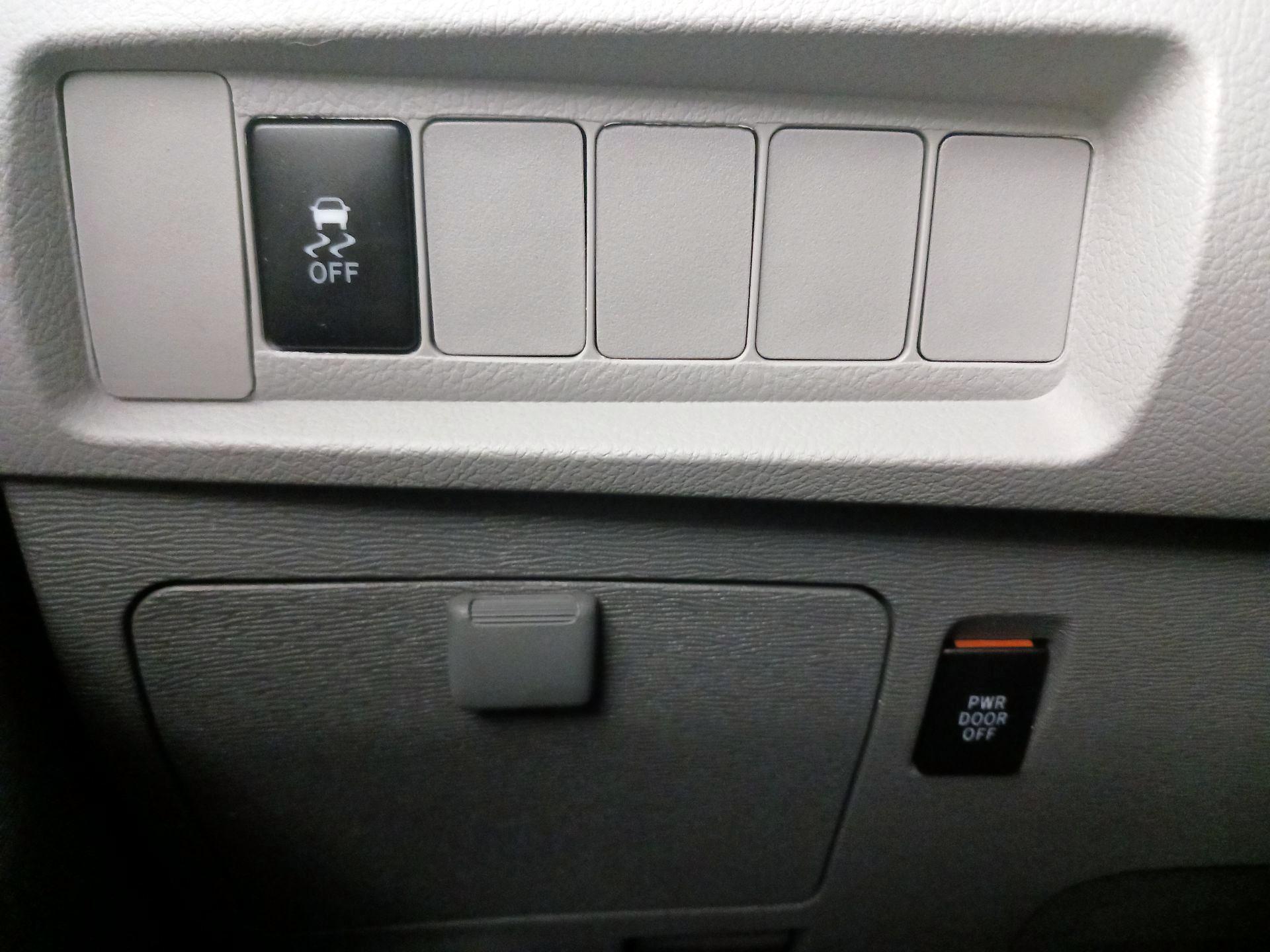 Thumbnail: 2016 Toyota Sienna - 13