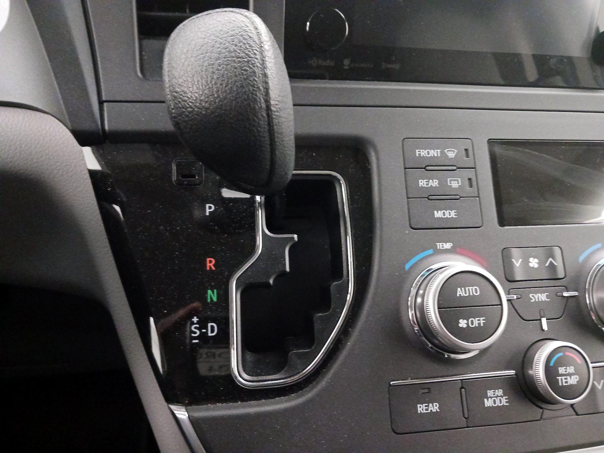 Thumbnail: 2016 Toyota Sienna - 17