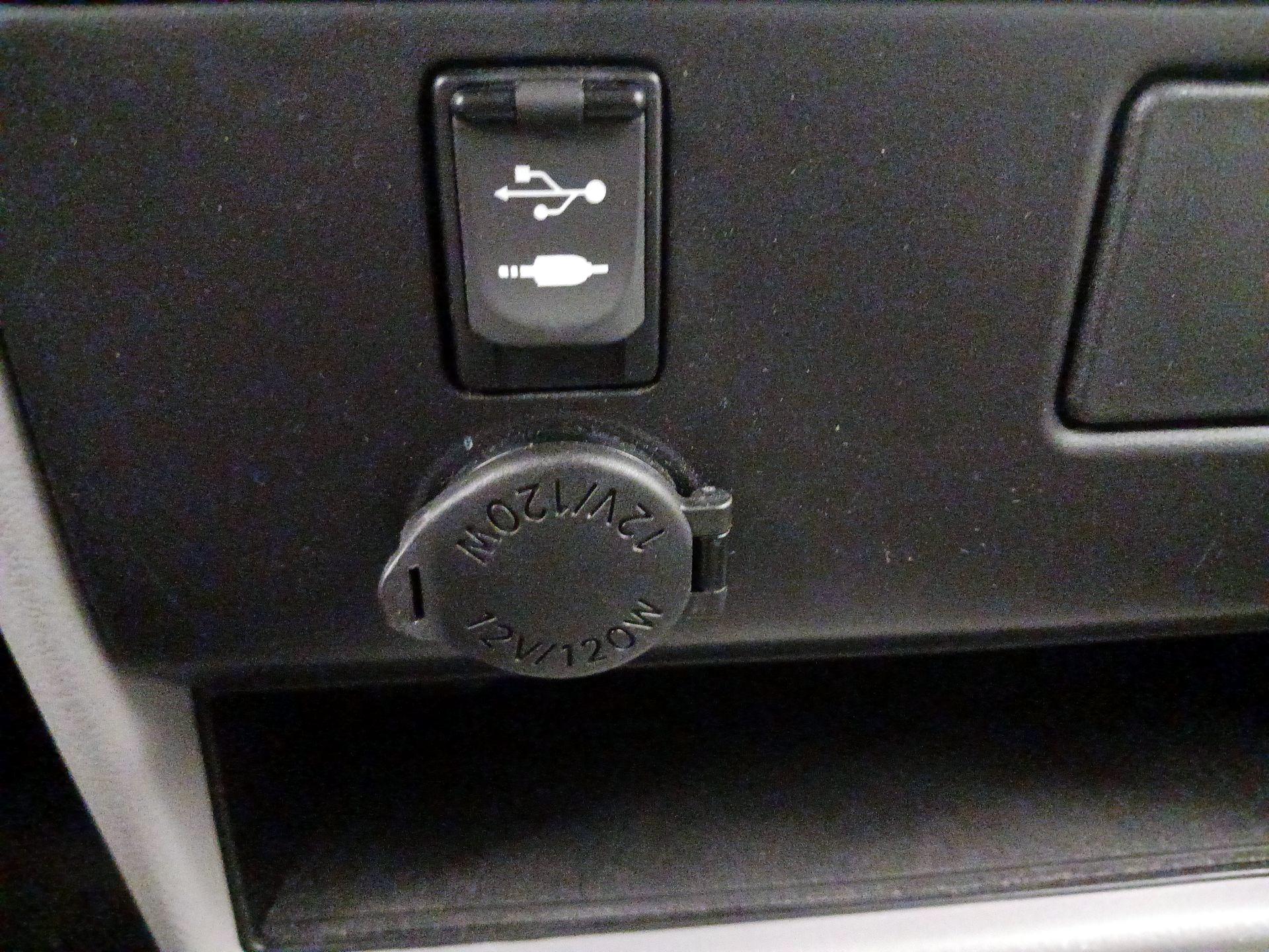 Thumbnail: 2016 Toyota Sienna - 18