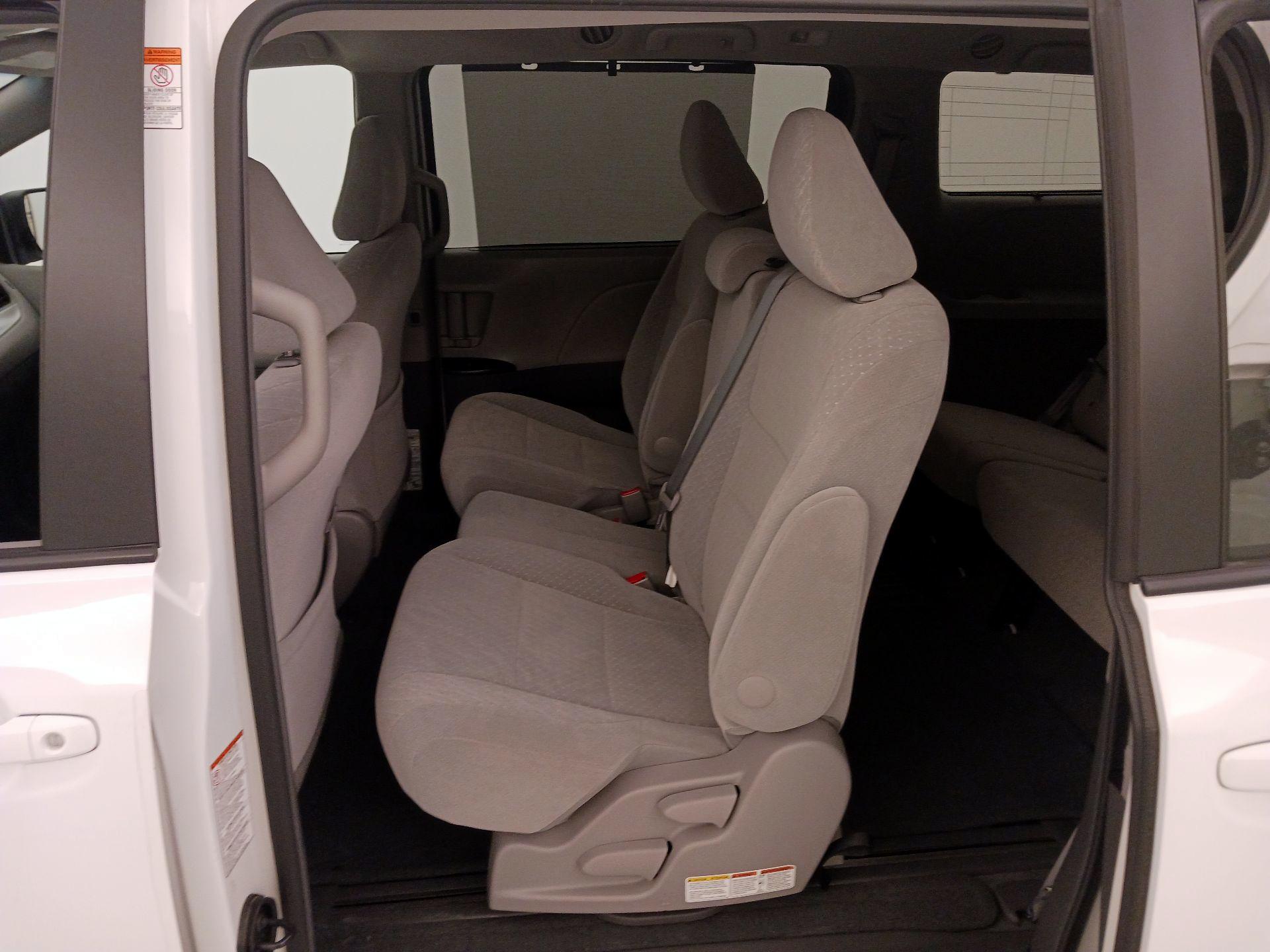 Thumbnail: 2016 Toyota Sienna - 19