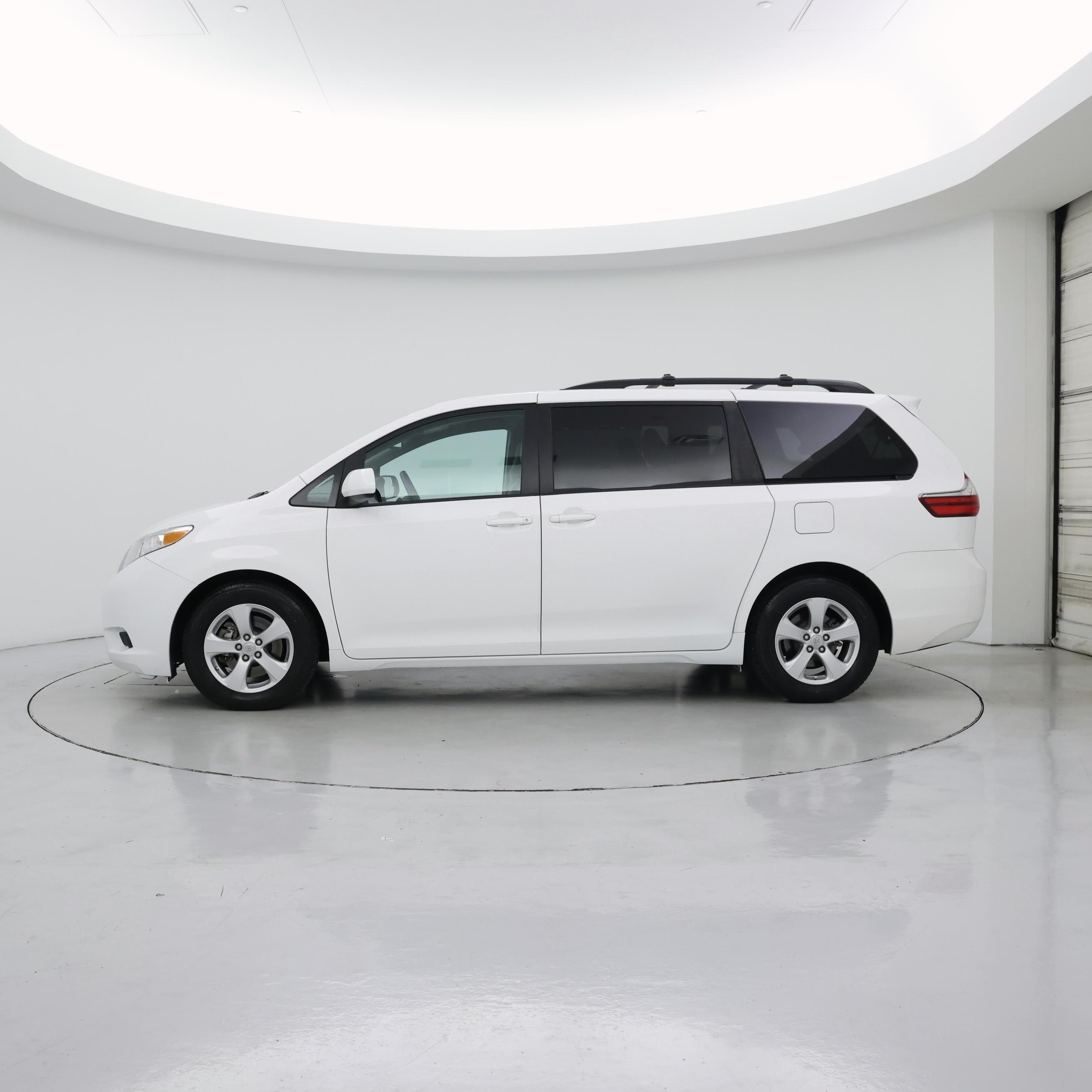 Thumbnail: 2016 Toyota Sienna - 3