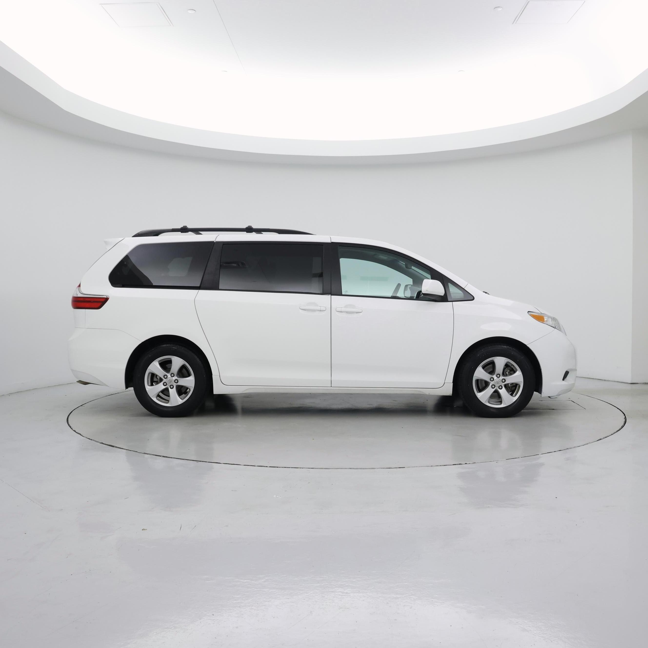 Thumbnail: 2016 Toyota Sienna - 7