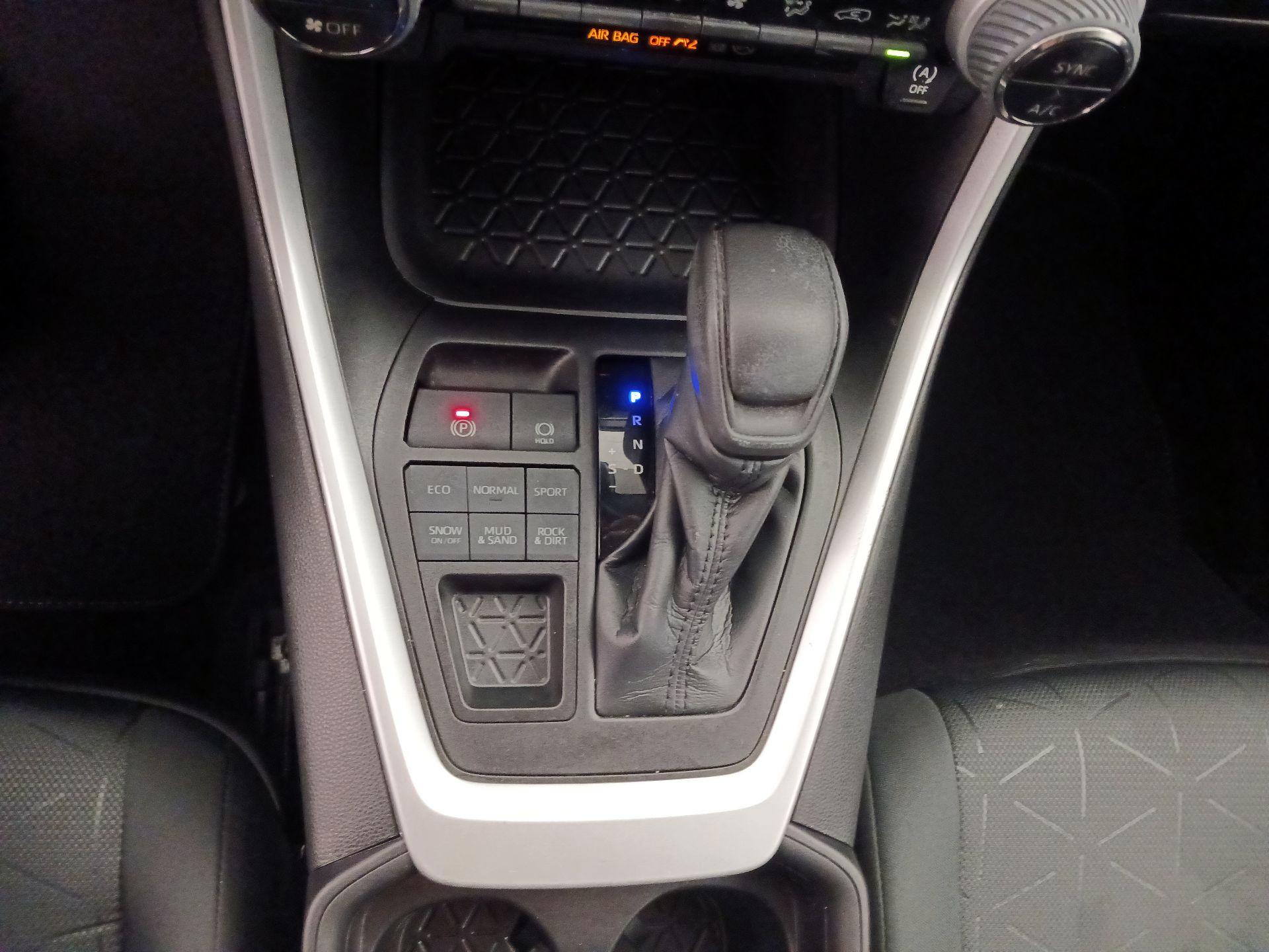 Thumbnail: 2021 Toyota RAV4 - 17