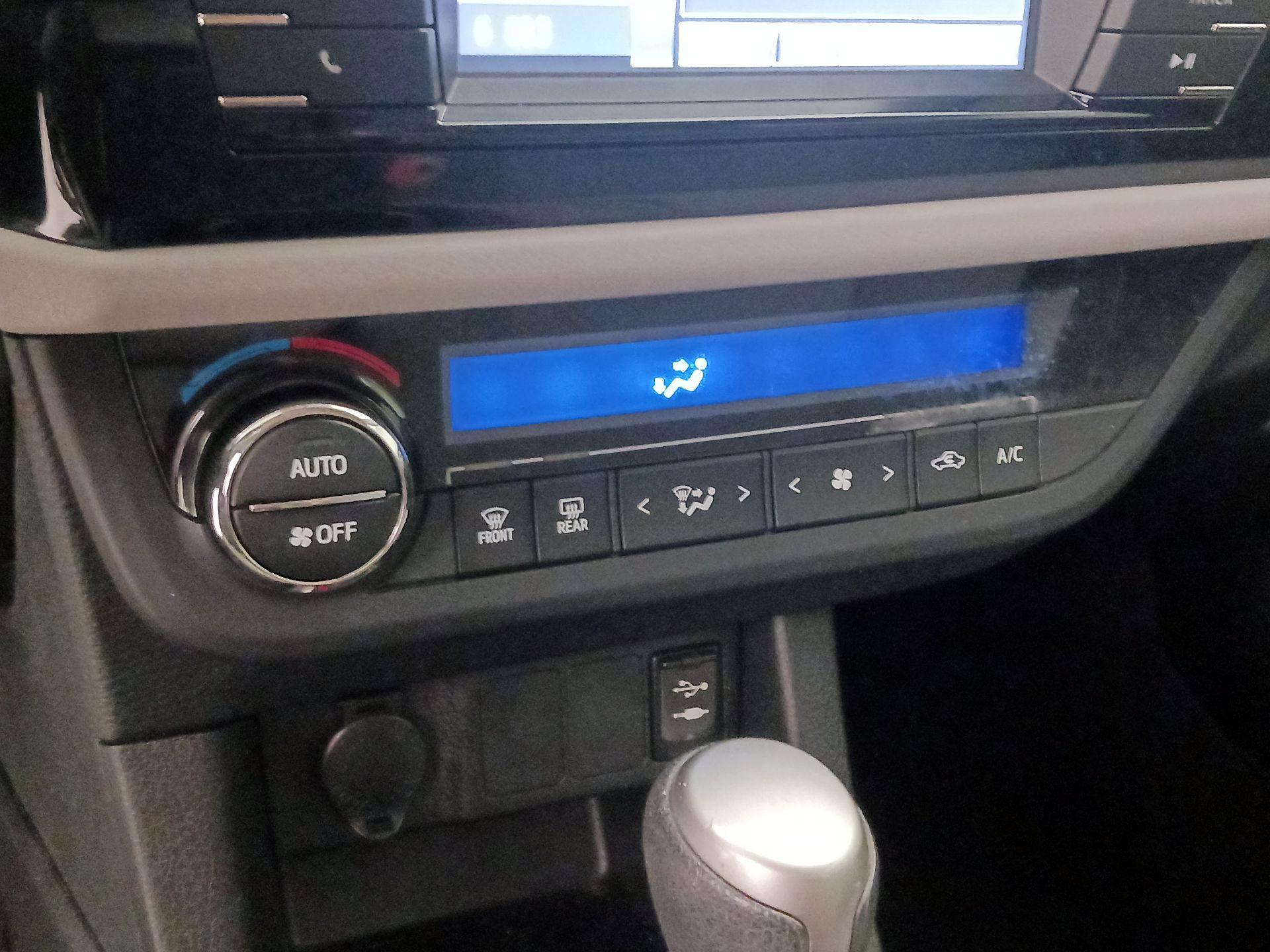 Thumbnail: 2015 Toyota Corolla - 16