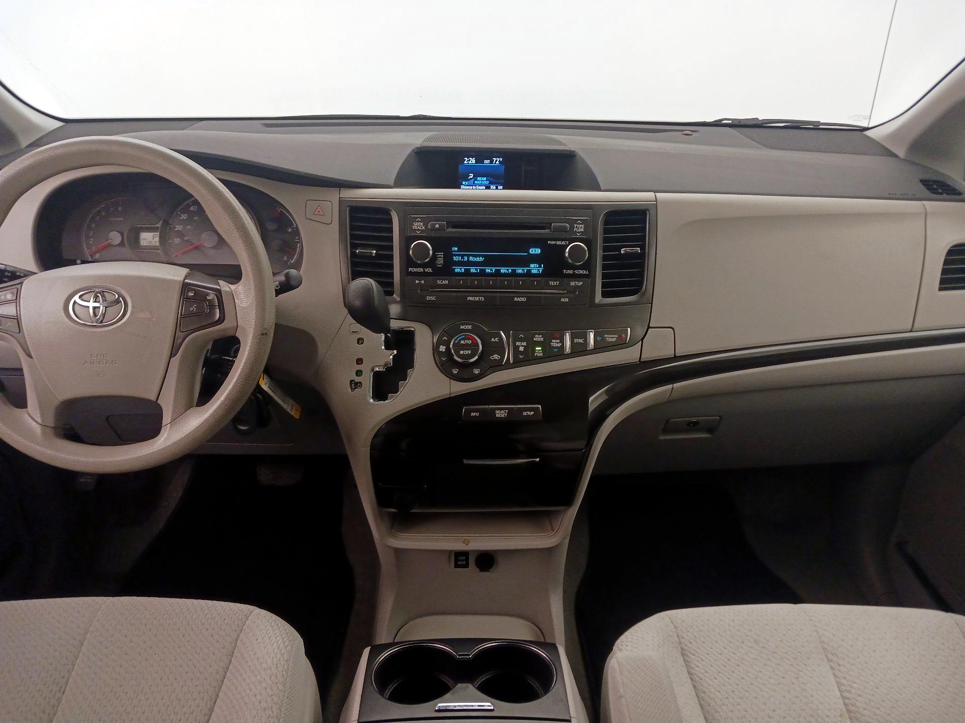 Thumbnail: 2014 Toyota Sienna - 9