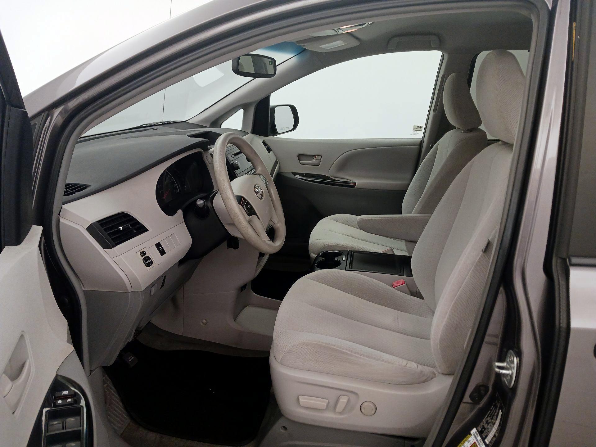 Thumbnail: 2014 Toyota Sienna - 11