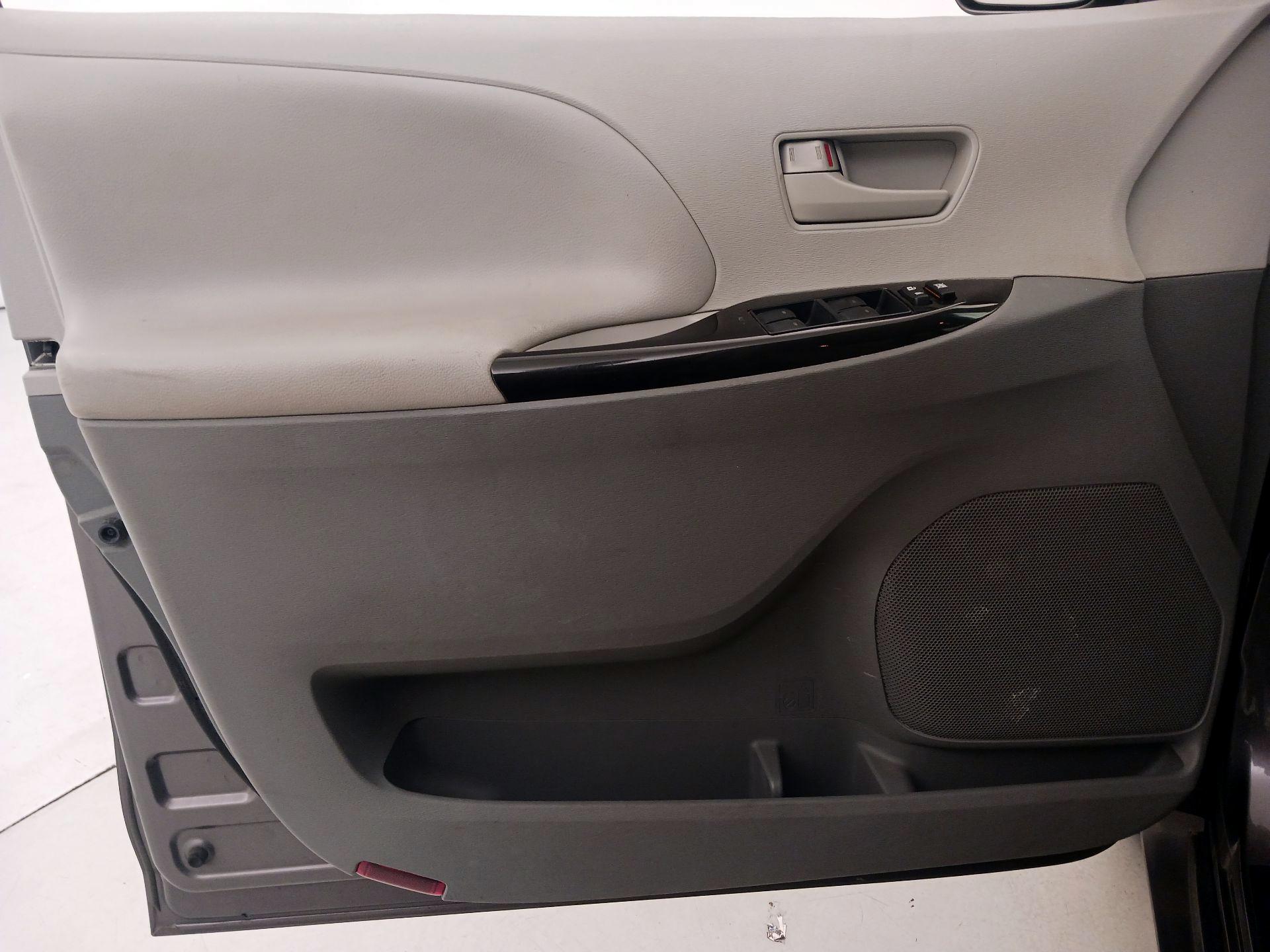 Thumbnail: 2014 Toyota Sienna - 12