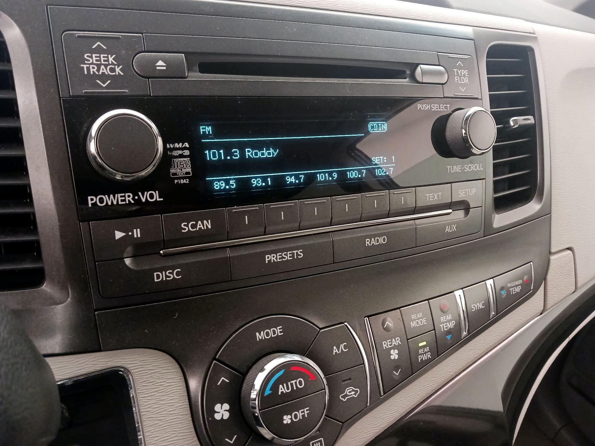 Thumbnail: 2014 Toyota Sienna - 15