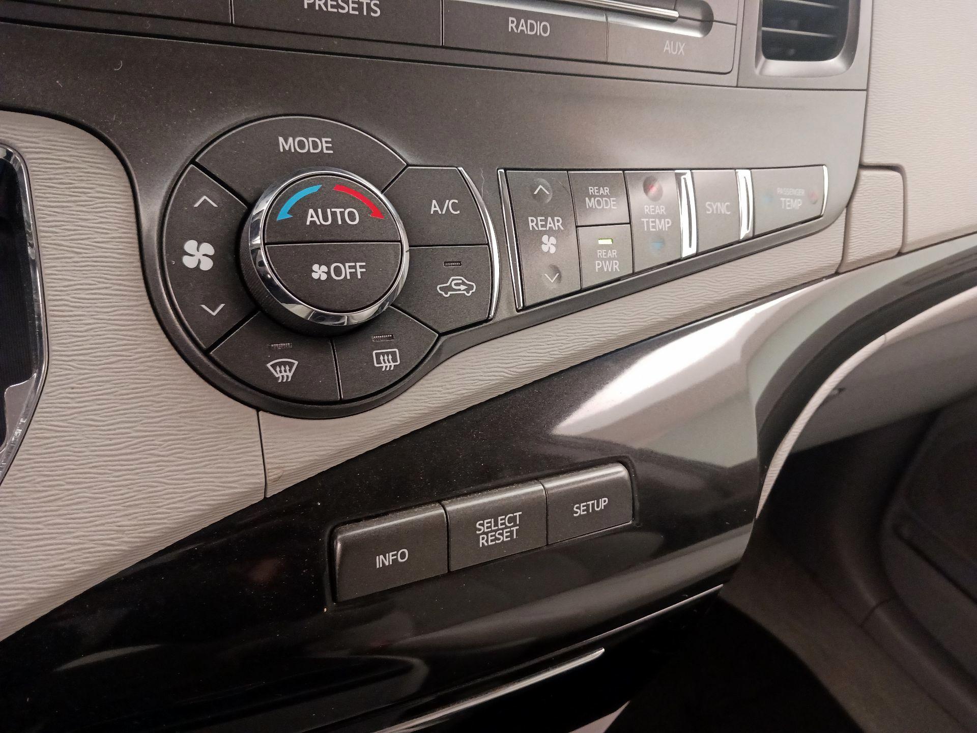 Thumbnail: 2014 Toyota Sienna - 16