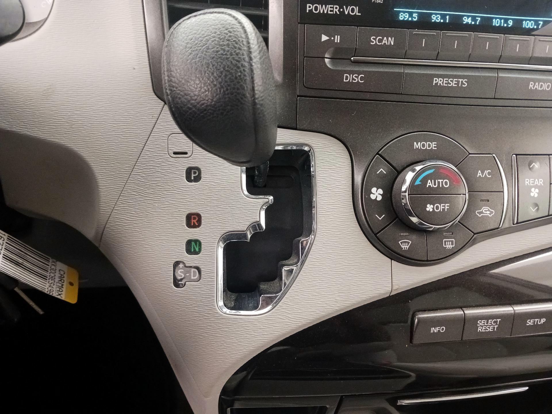 Thumbnail: 2014 Toyota Sienna - 17