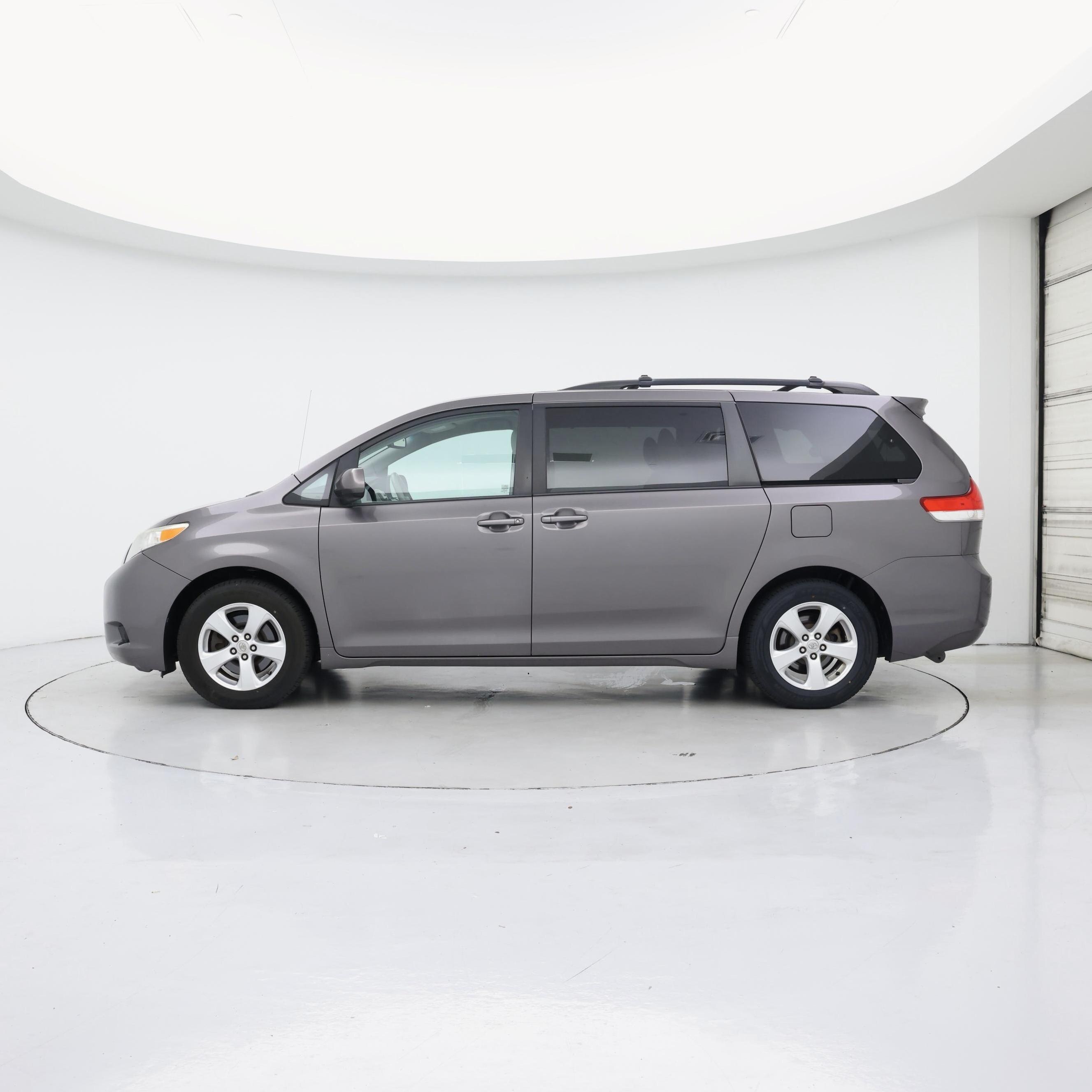 Thumbnail: 2014 Toyota Sienna - 3