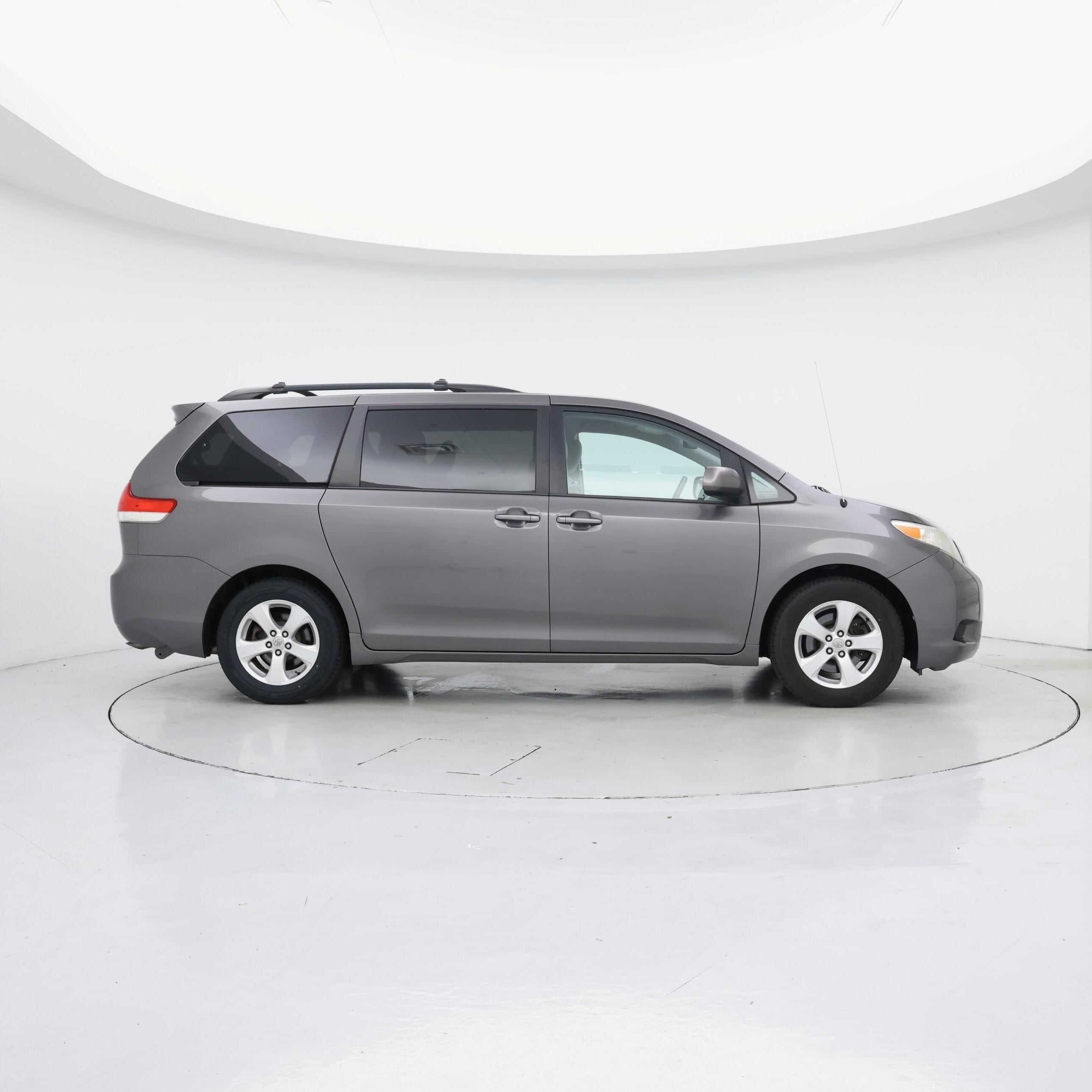 Thumbnail: 2014 Toyota Sienna - 7