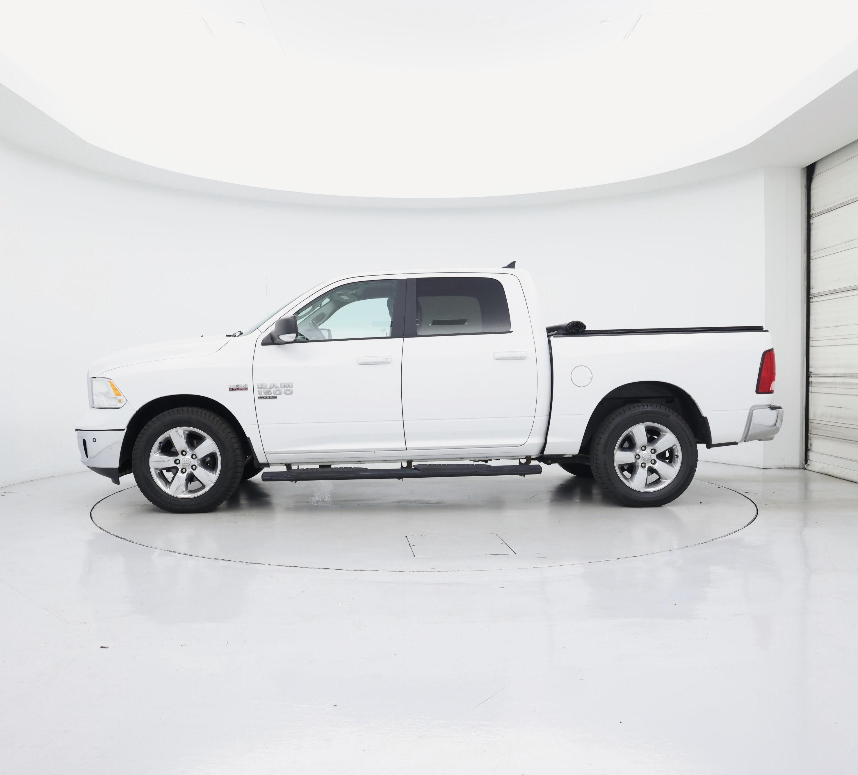 Thumbnail: 2019 RAM 1500 Classic - 3