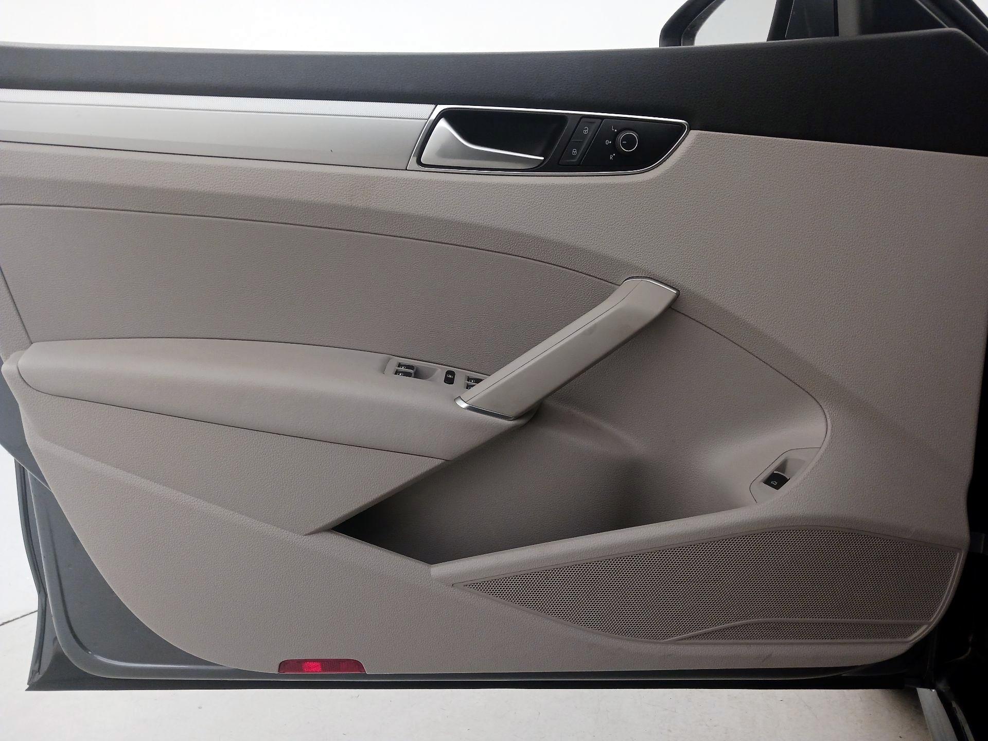 Thumbnail: 2016 Volkswagen Passat - 12