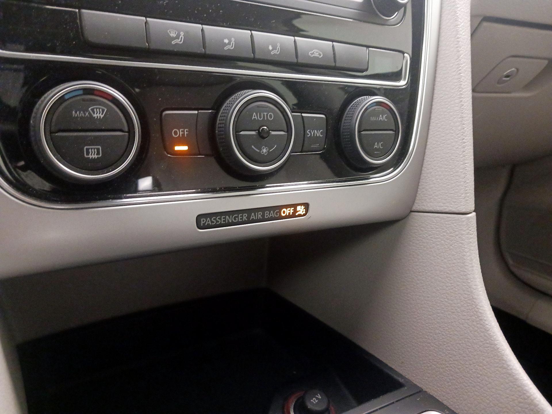 Thumbnail: 2016 Volkswagen Passat - 16