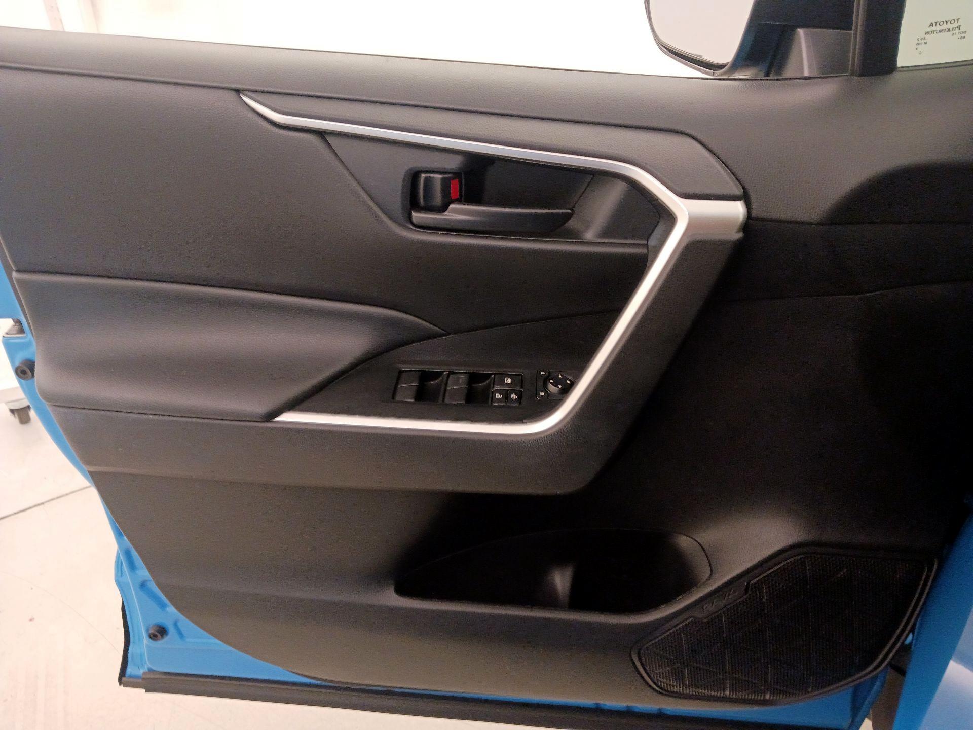 Thumbnail: 2020 Toyota RAV4 - 12