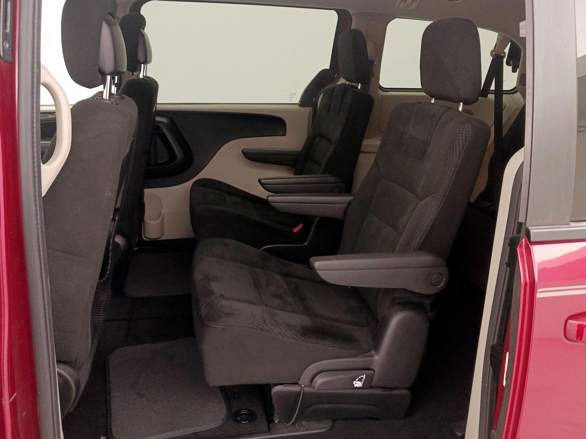 Thumbnail: 2016 Dodge Grand Caravan - 17