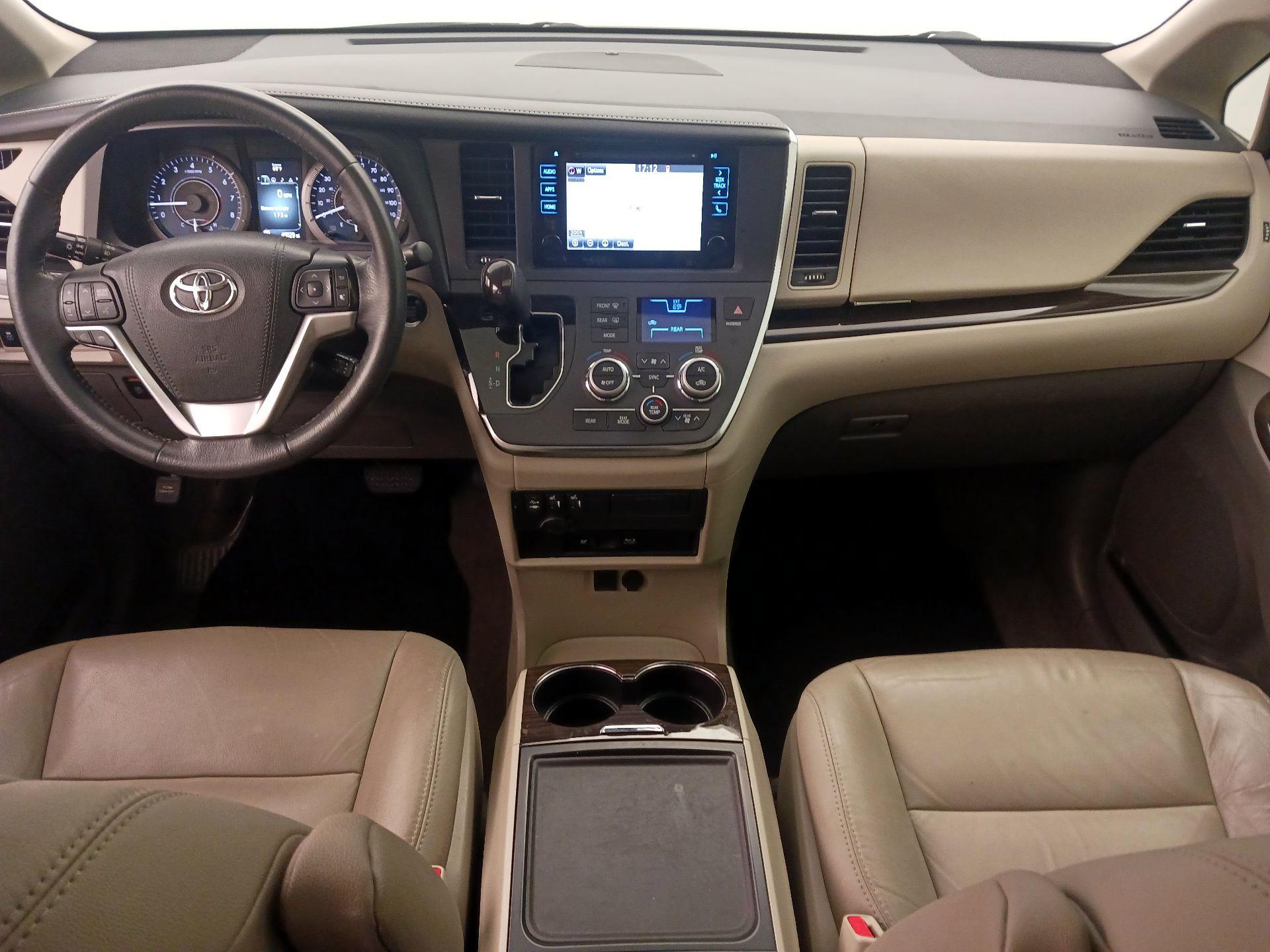 Thumbnail: 2017 Toyota Sienna - 9