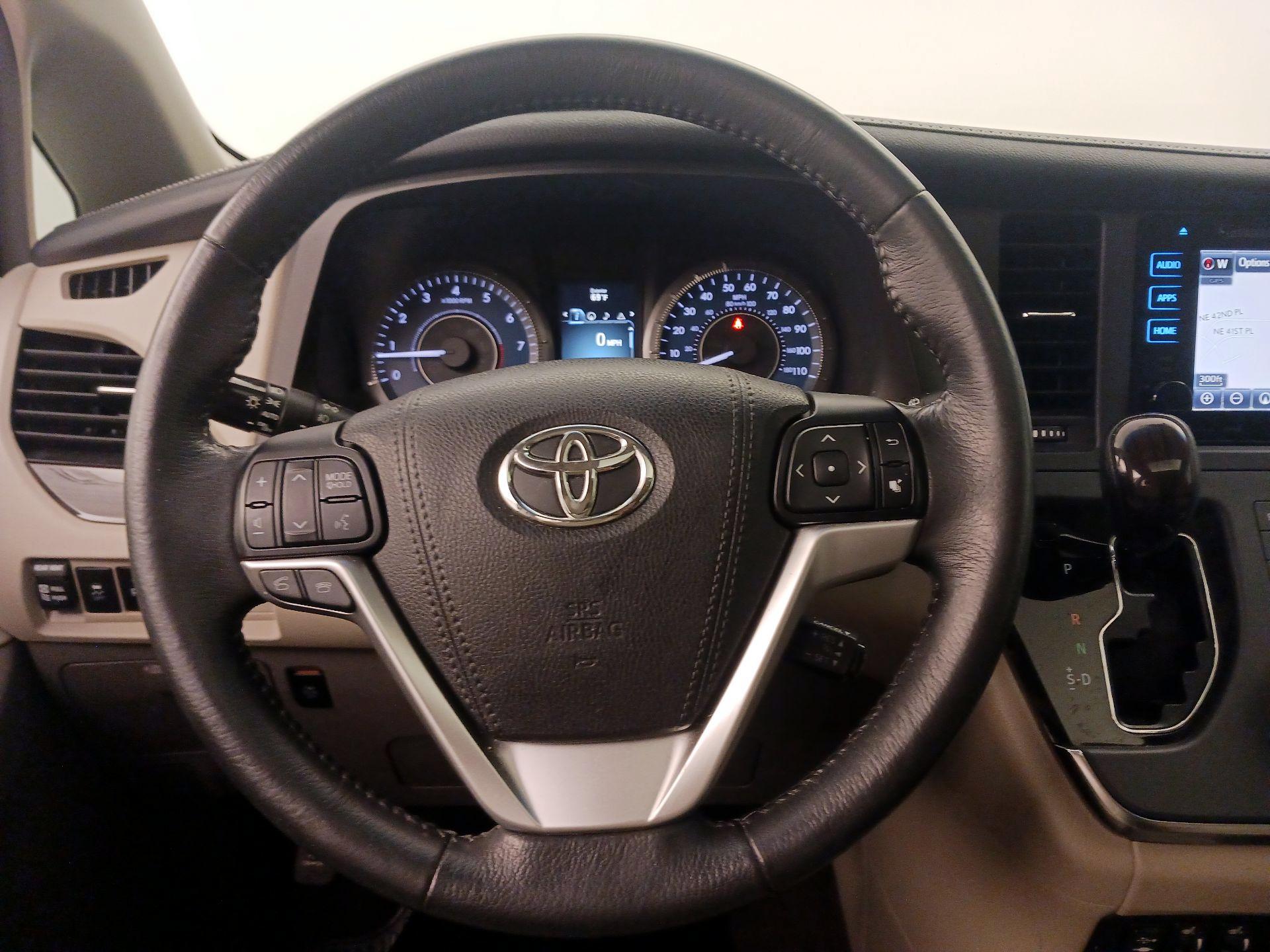 Thumbnail: 2017 Toyota Sienna - 10