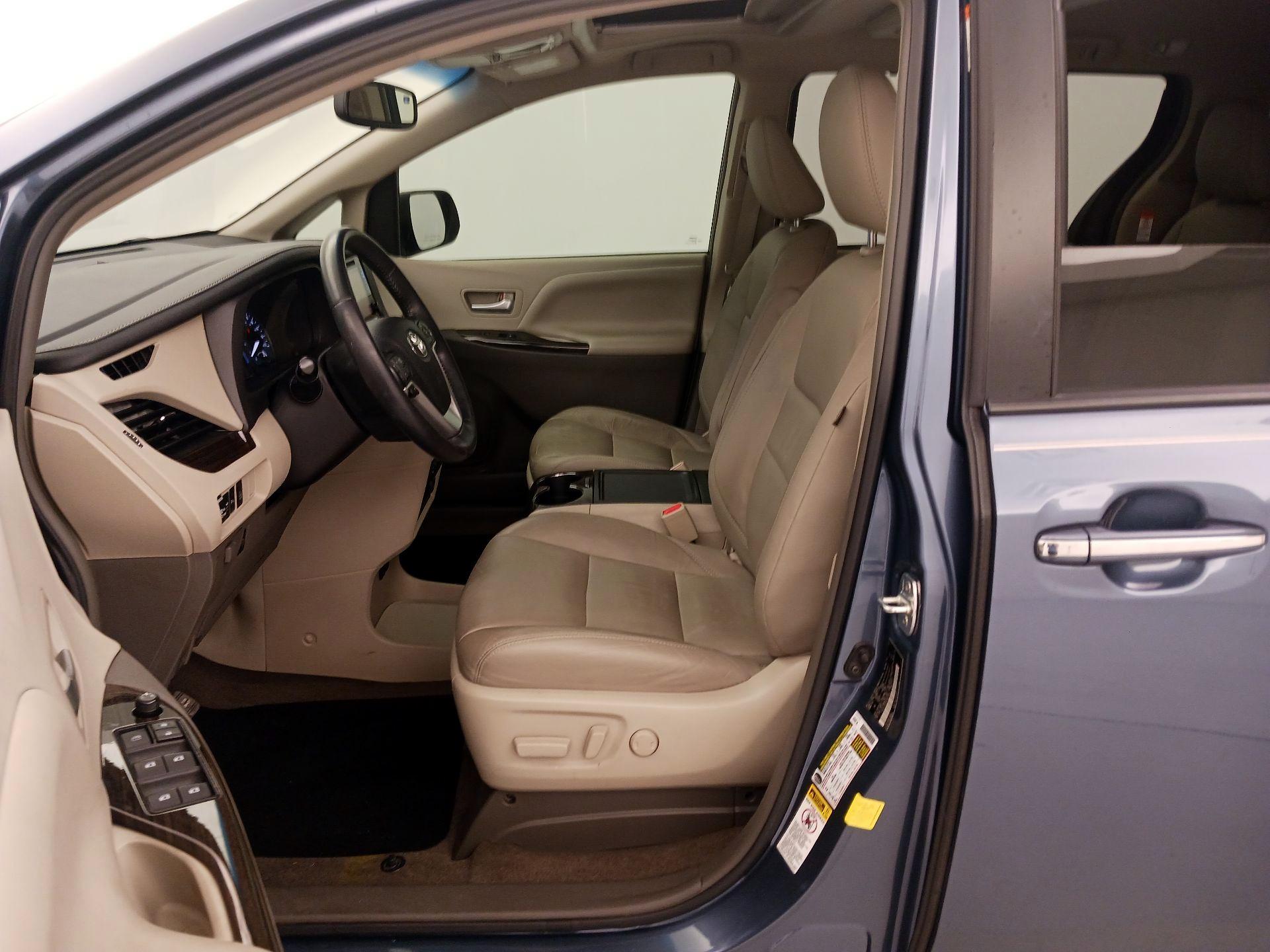 Thumbnail: 2017 Toyota Sienna - 11