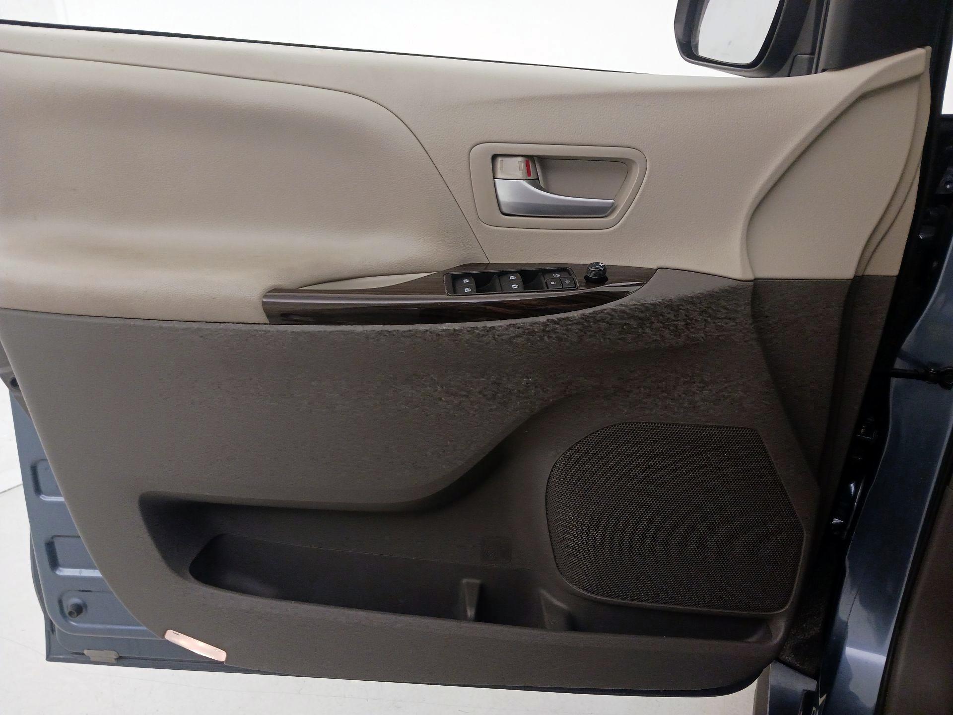 Thumbnail: 2017 Toyota Sienna - 12