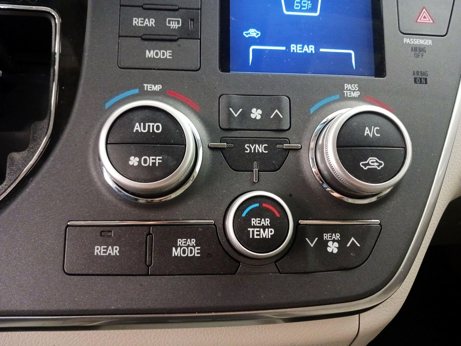 Thumbnail: 2017 Toyota Sienna - 17