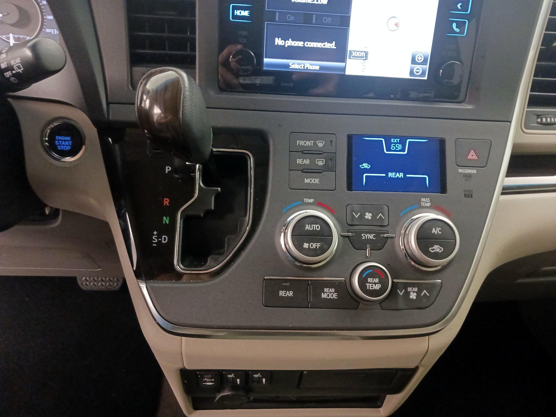 Thumbnail: 2017 Toyota Sienna - 18