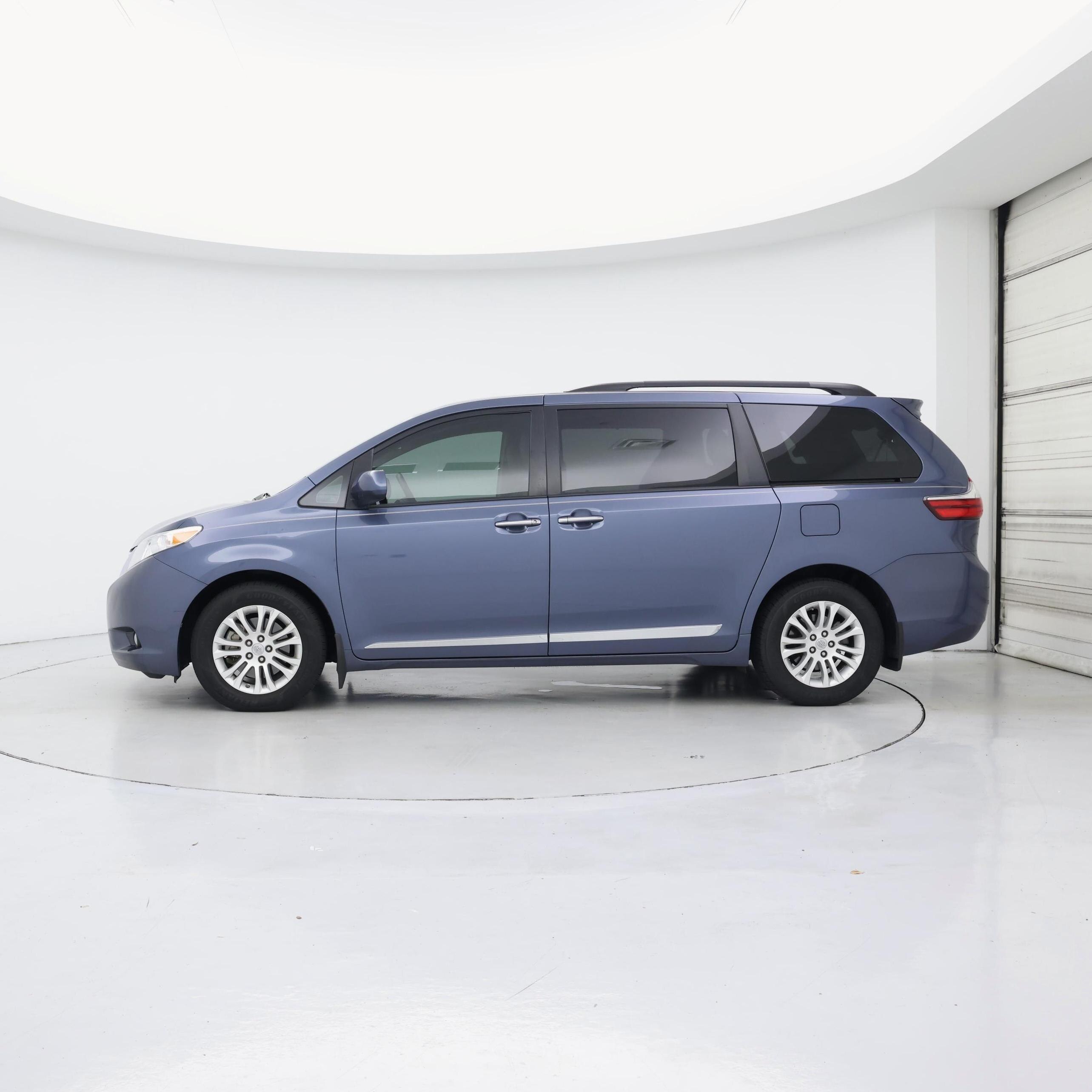 Thumbnail: 2017 Toyota Sienna - 3