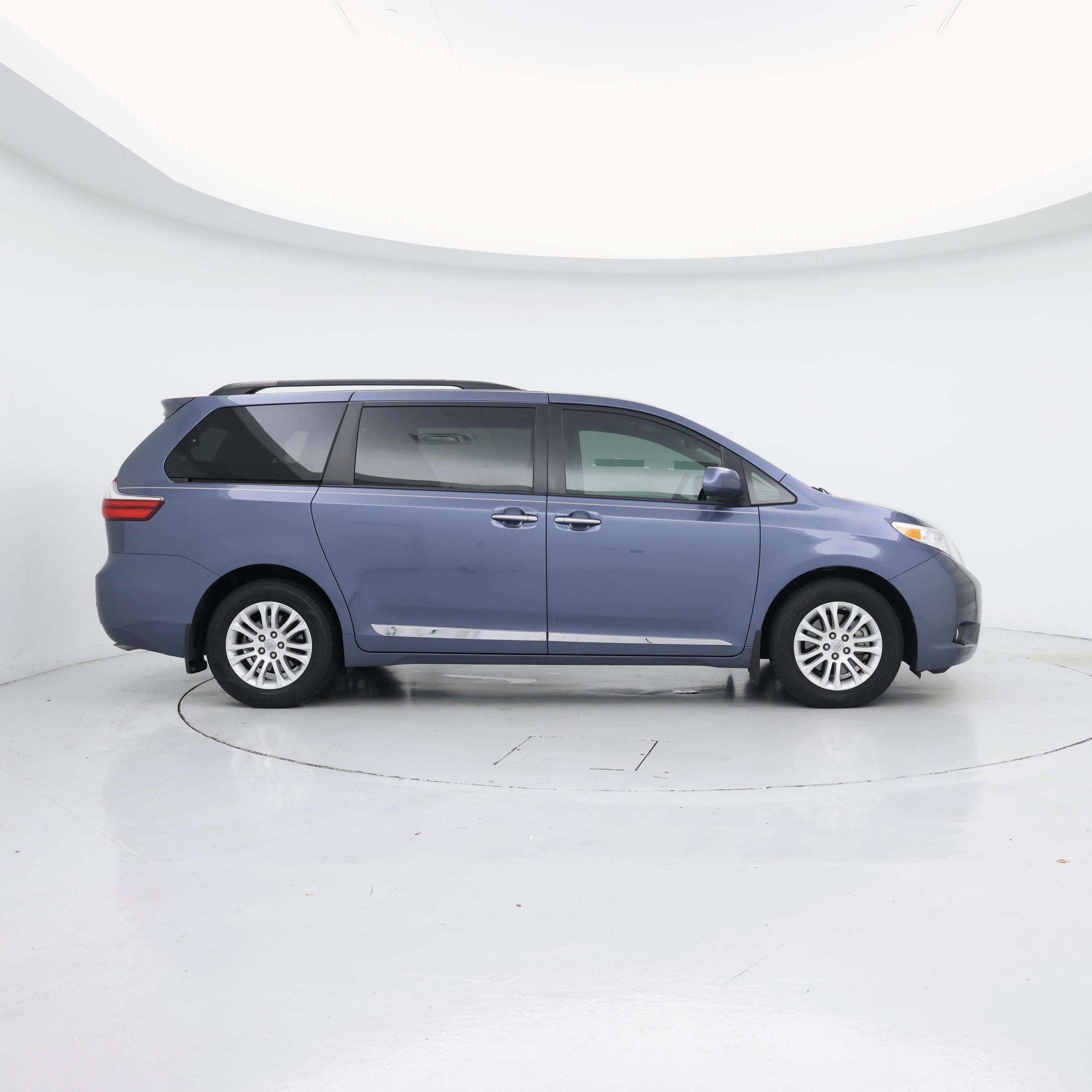 Thumbnail: 2017 Toyota Sienna - 7
