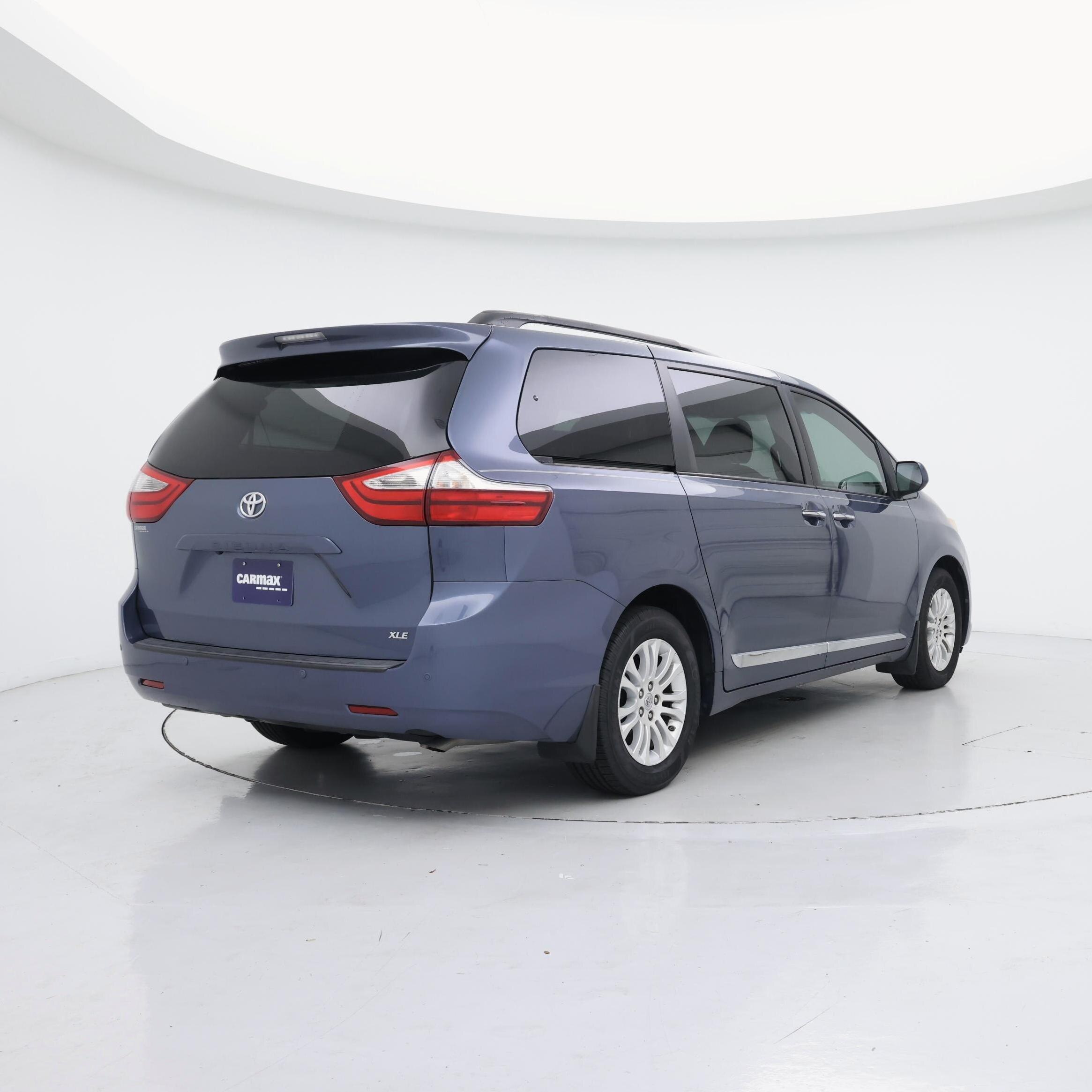 Thumbnail: 2017 Toyota Sienna - 8