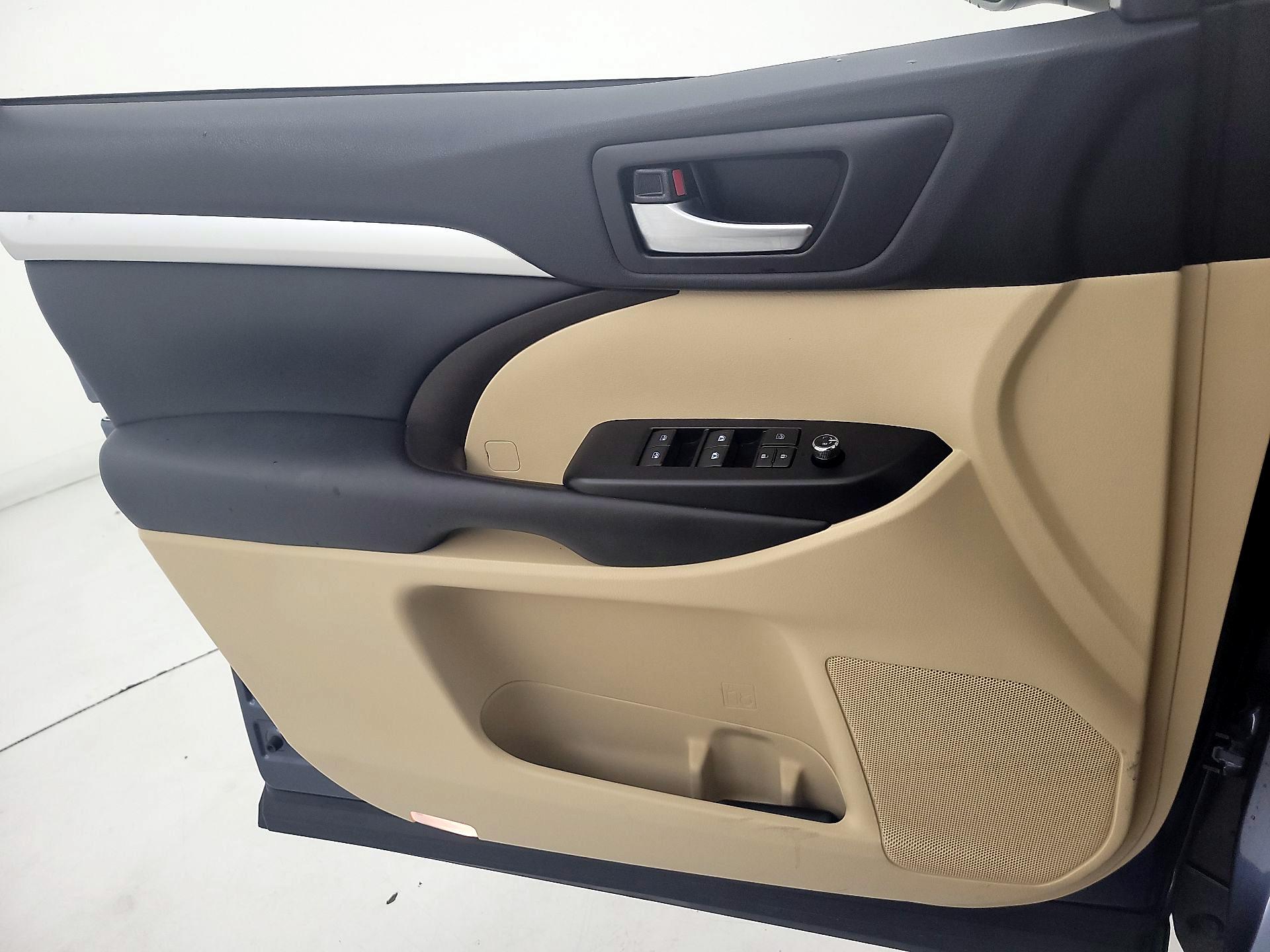 Thumbnail: 2019 Toyota Highlander - 12