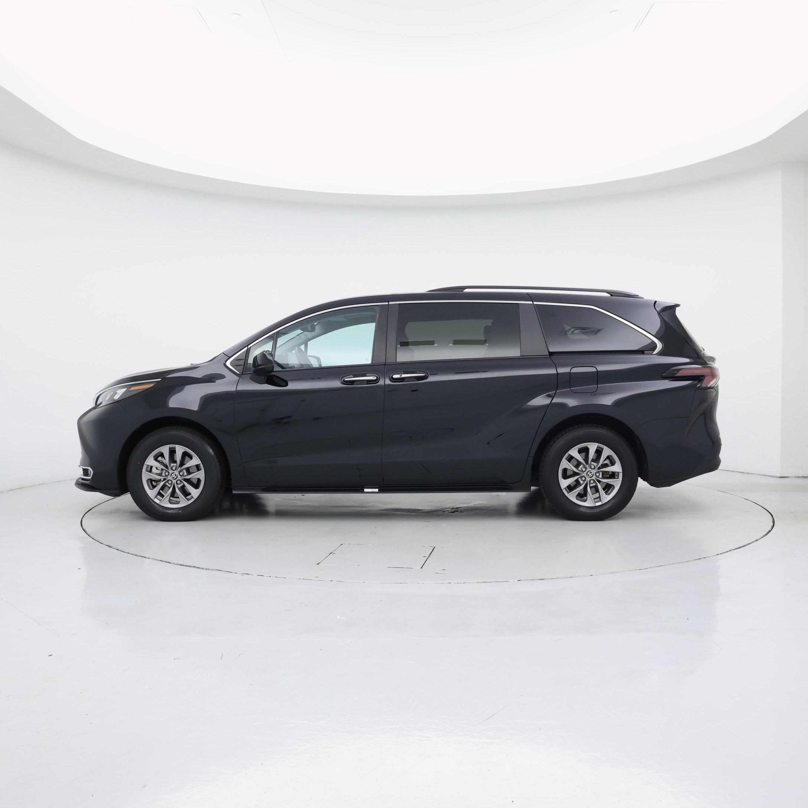 Thumbnail: 2024 Toyota Sienna - 3