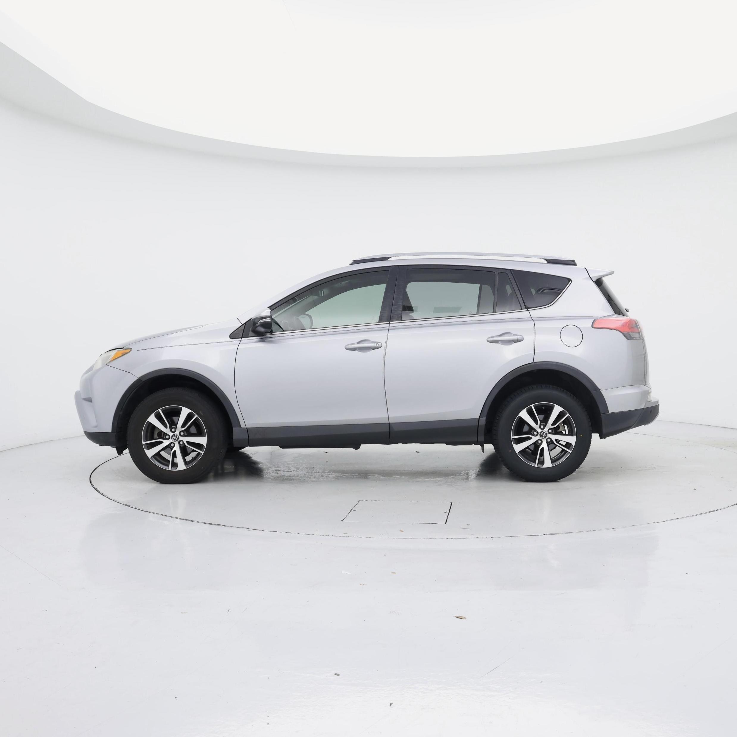Thumbnail: 2018 Toyota RAV4 - 3