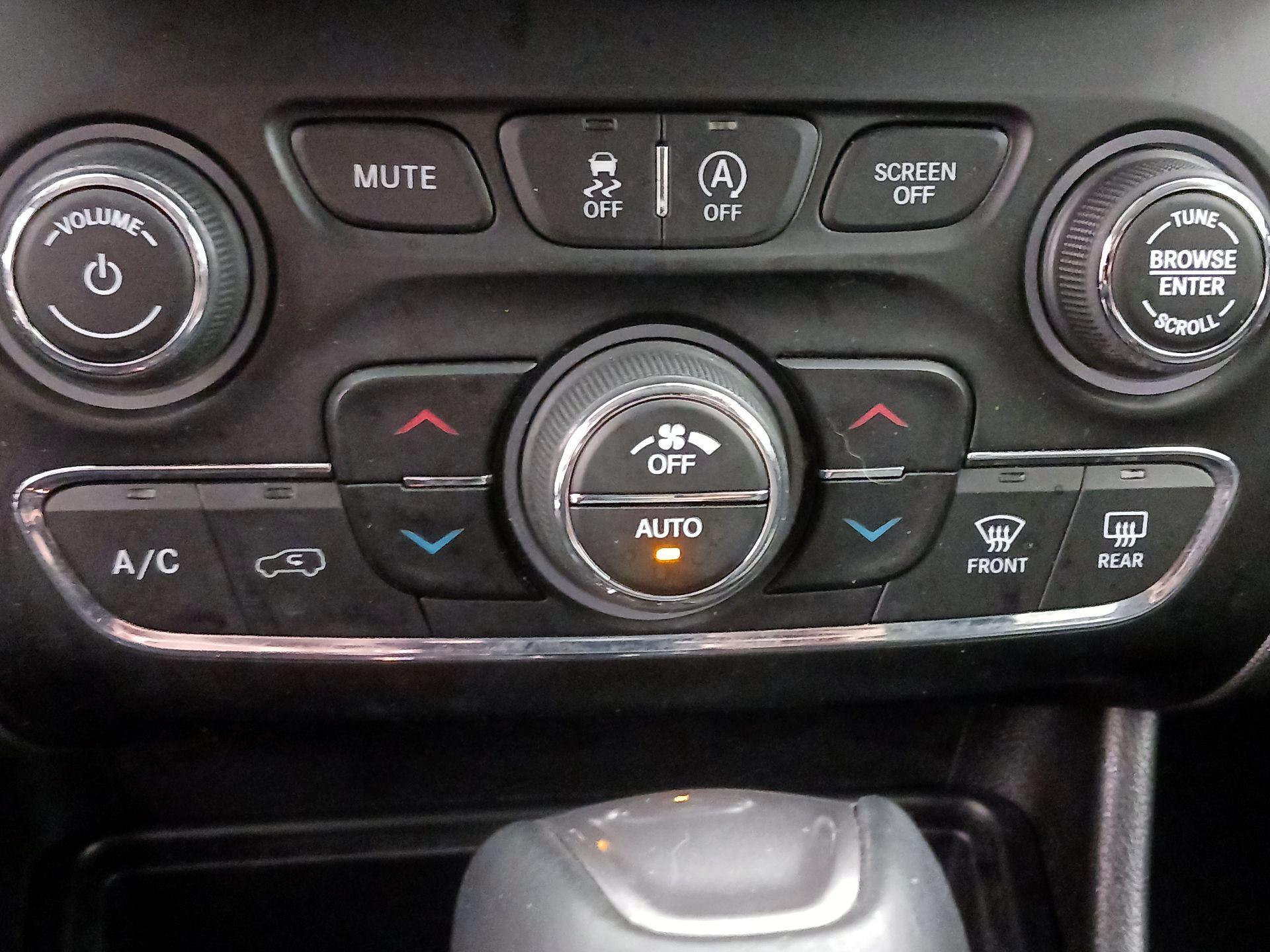 Thumbnail: 2019 Jeep Cherokee - 16