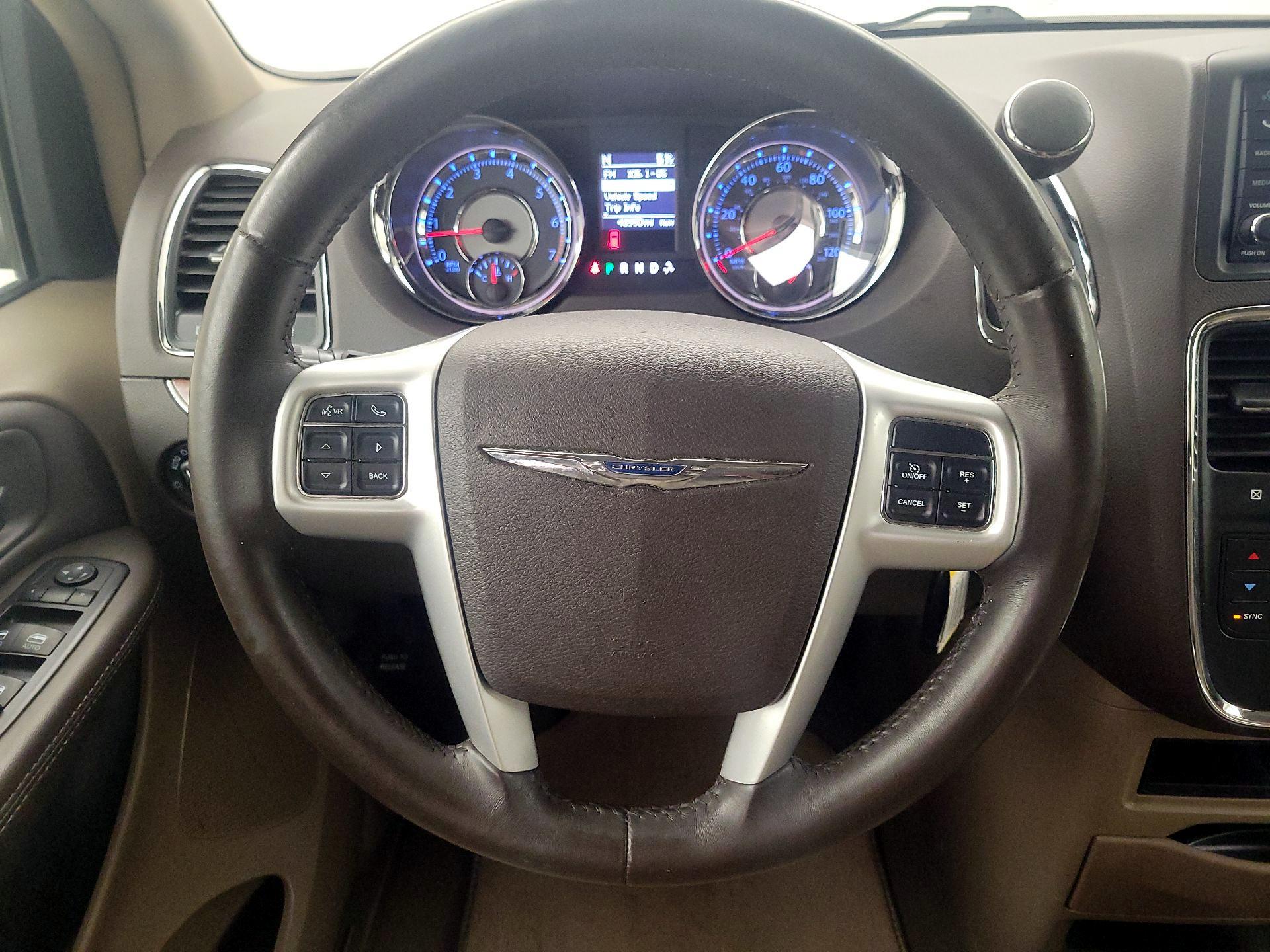 Thumbnail: 2016 Chrysler Town & Country - 10