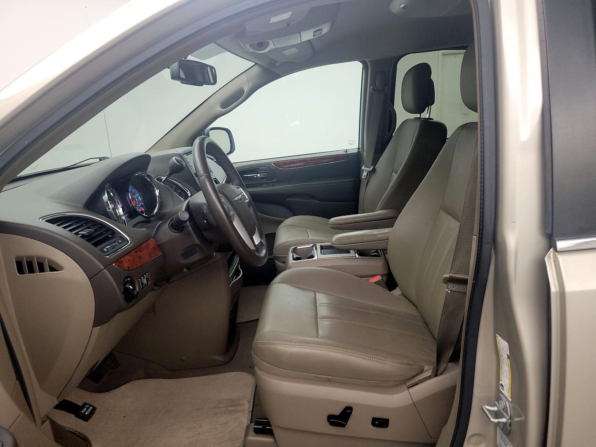 Thumbnail: 2016 Chrysler Town & Country - 11