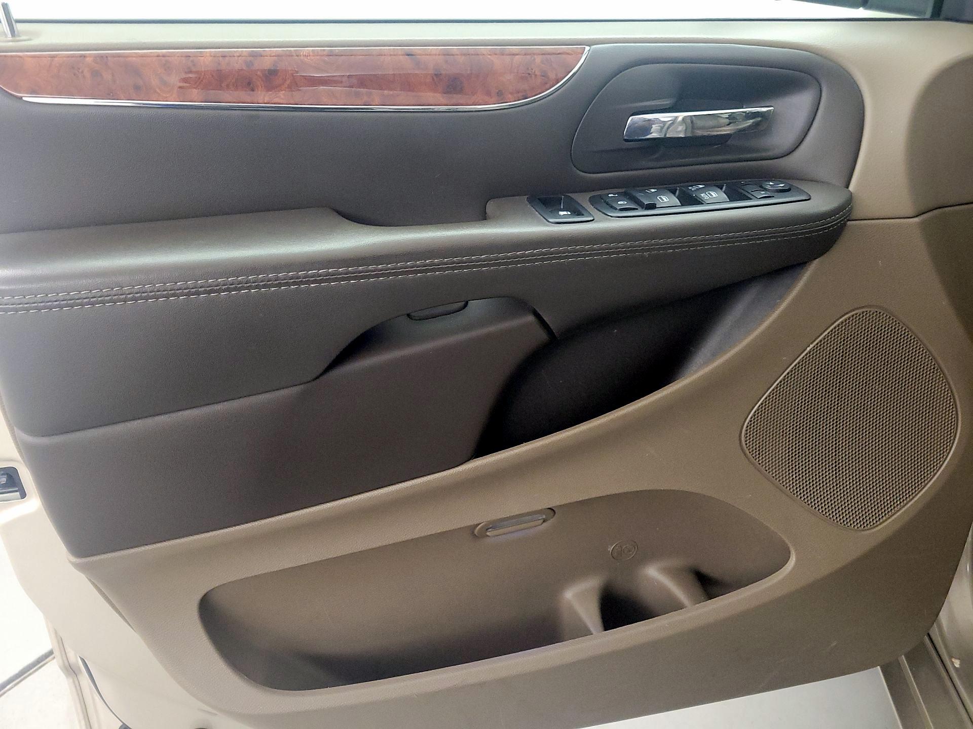 Thumbnail: 2016 Chrysler Town & Country - 12