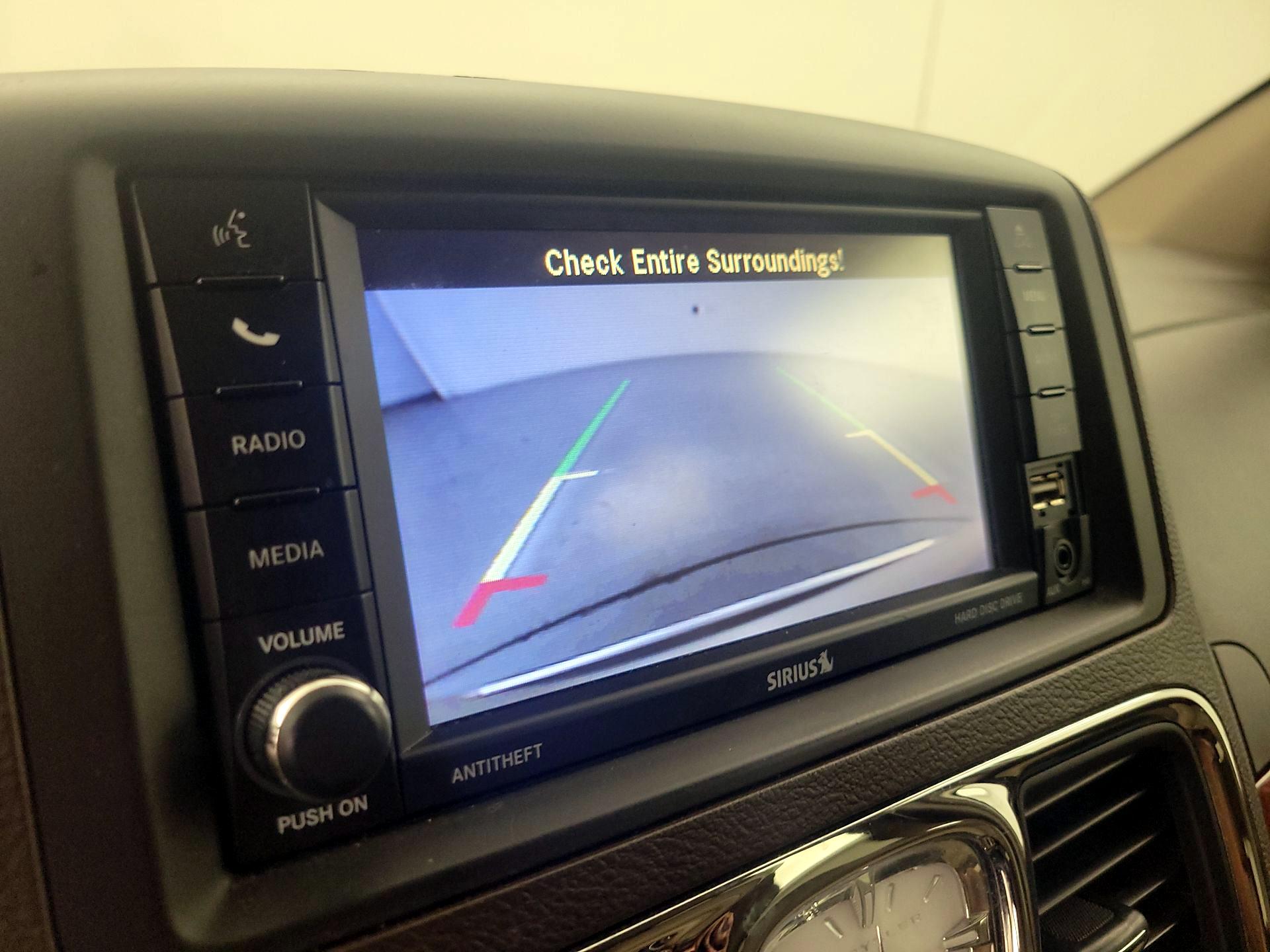 Thumbnail: 2016 Chrysler Town & Country - 14