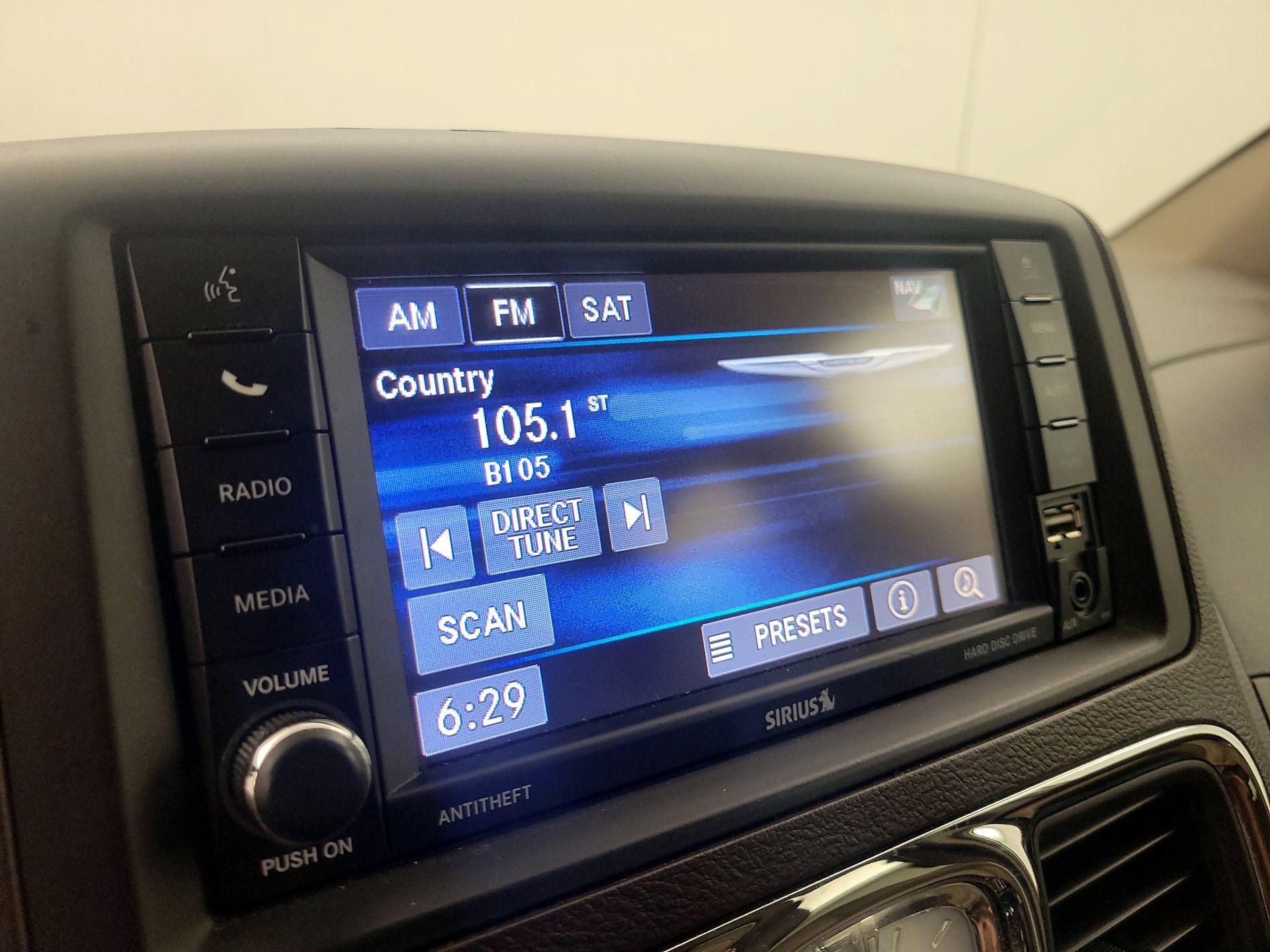 Thumbnail: 2016 Chrysler Town & Country - 15