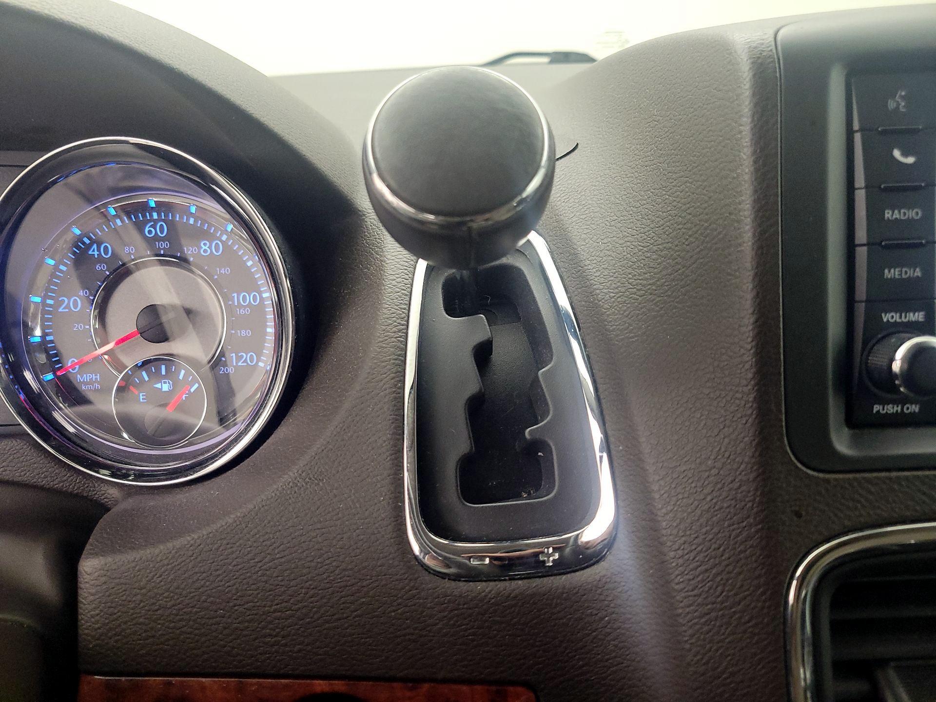 Thumbnail: 2016 Chrysler Town & Country - 17