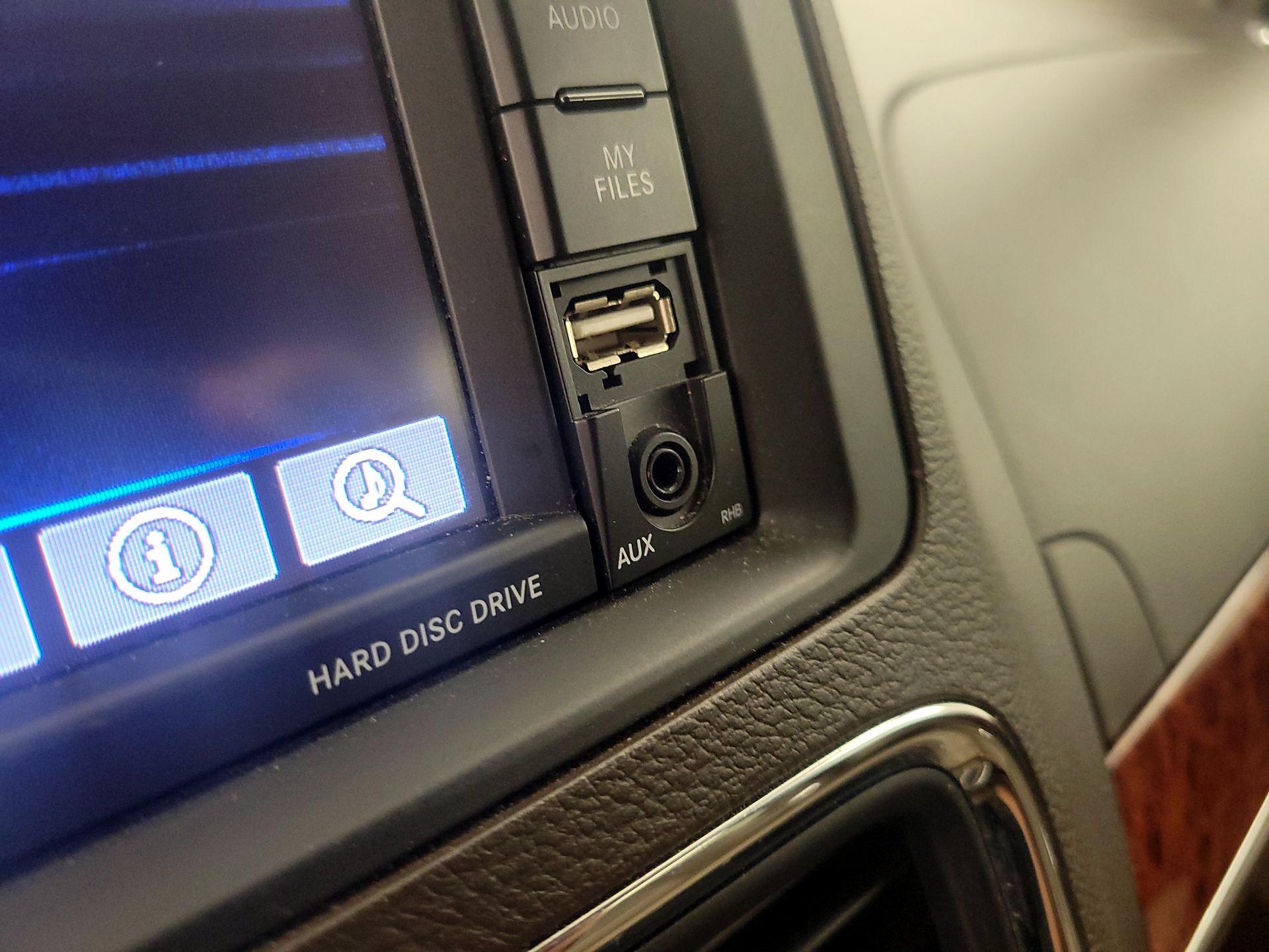 Thumbnail: 2016 Chrysler Town & Country - 18