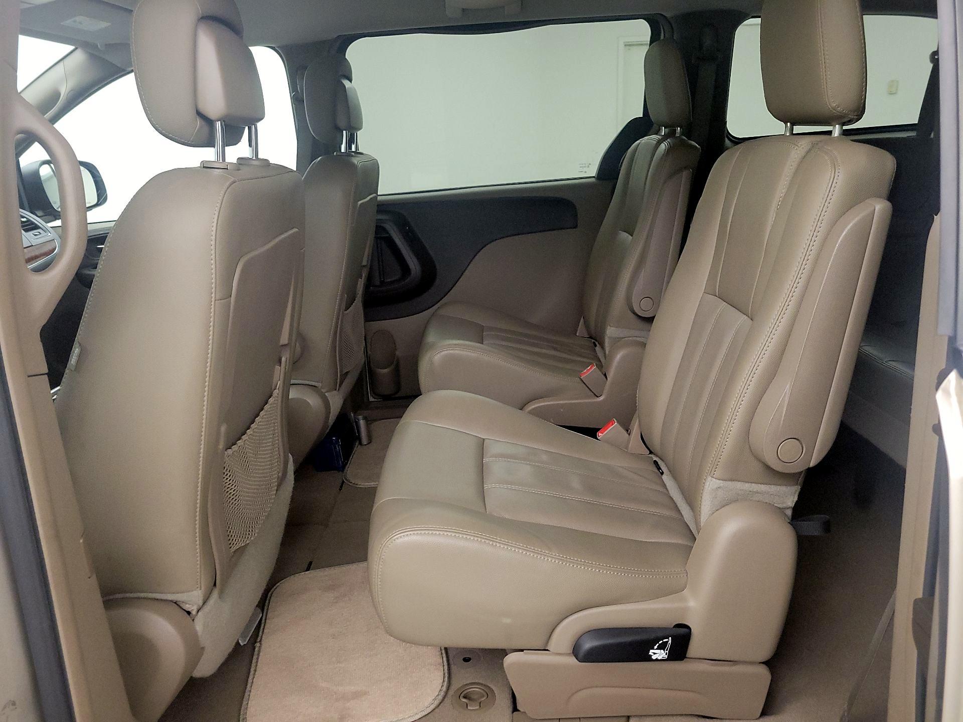 Thumbnail: 2016 Chrysler Town & Country - 19