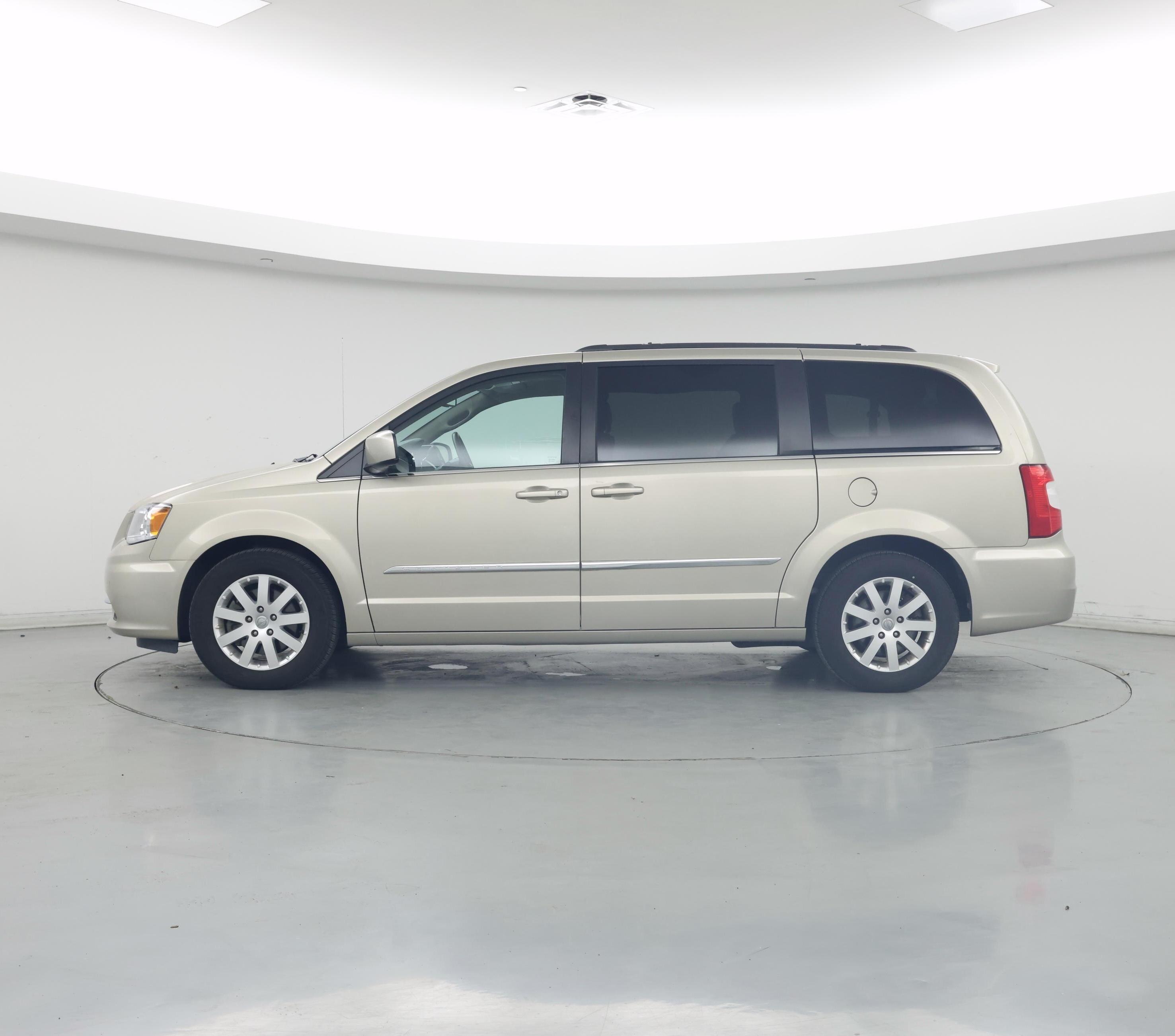 Thumbnail: 2016 Chrysler Town & Country - 3