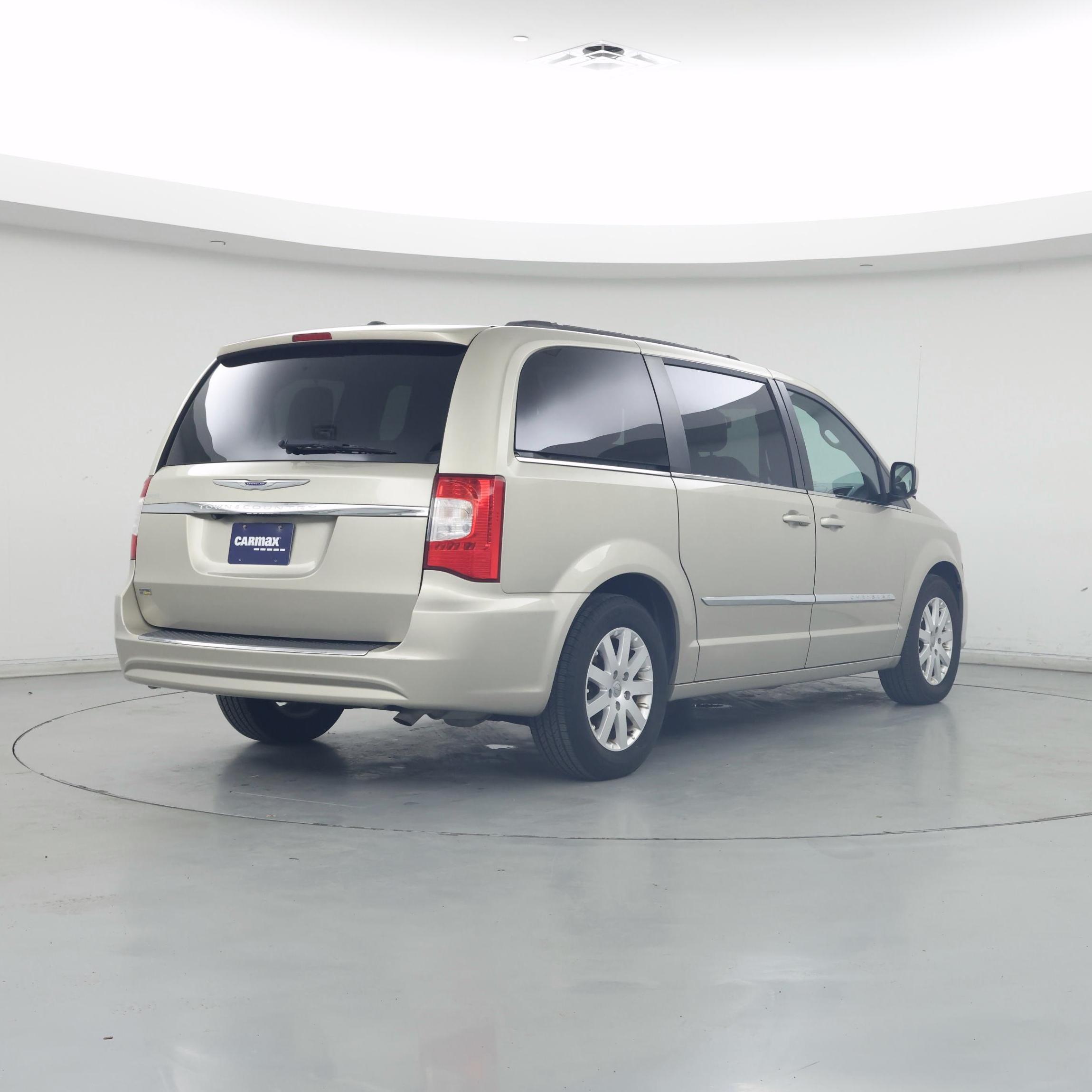 Thumbnail: 2016 Chrysler Town & Country - 8