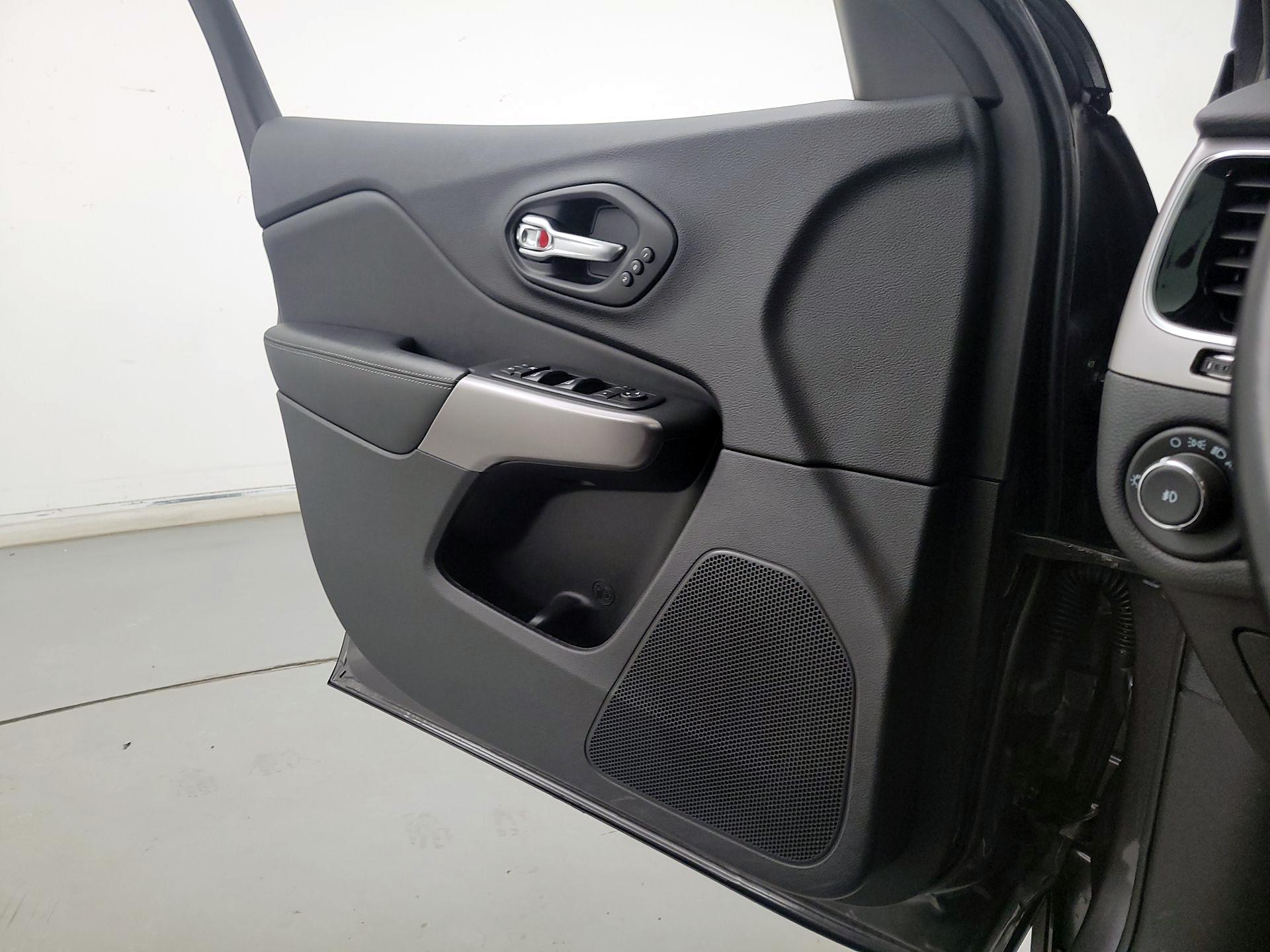 Thumbnail: 2021 Jeep Cherokee - 12