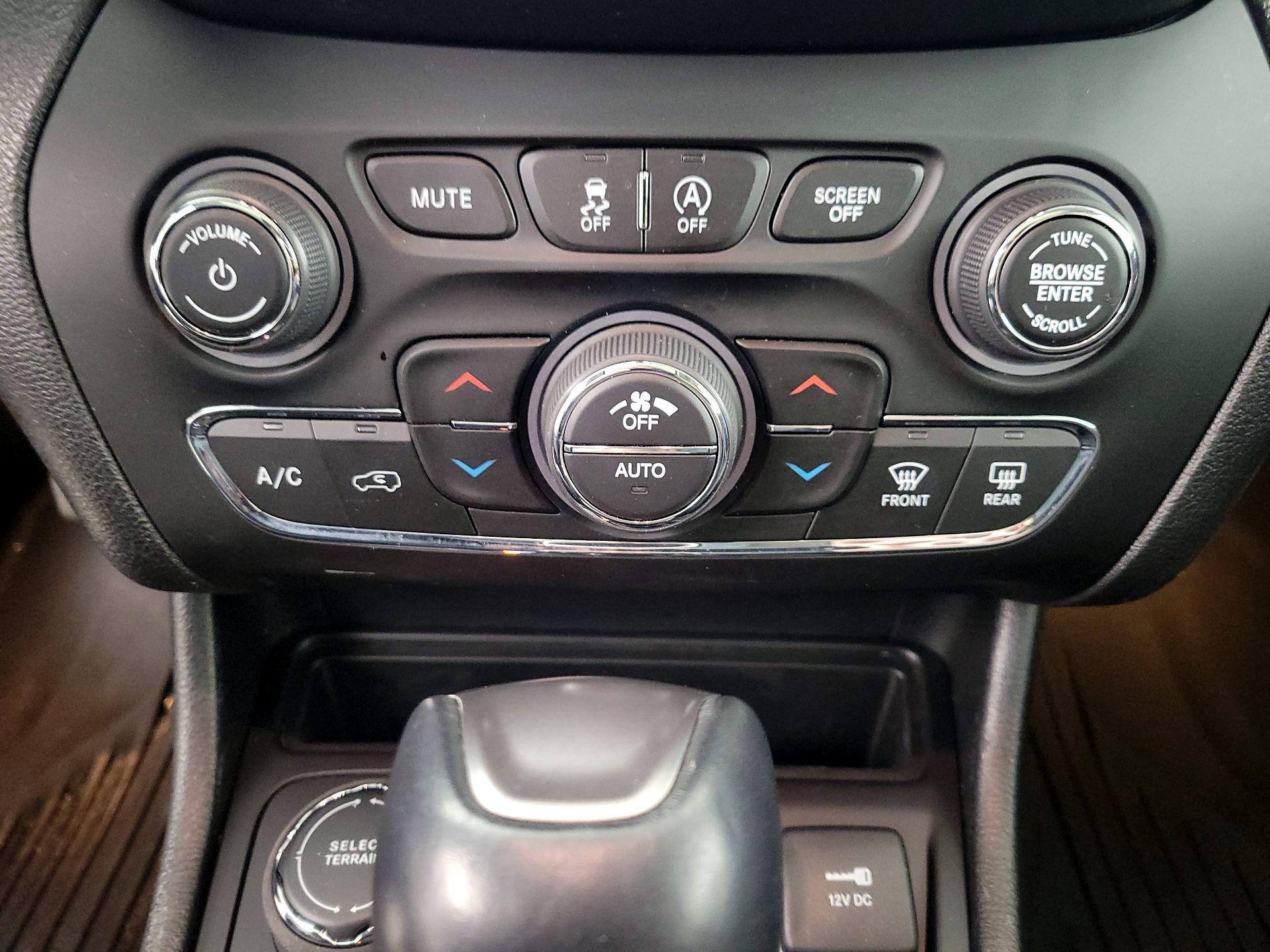 Thumbnail: 2021 Jeep Cherokee - 16