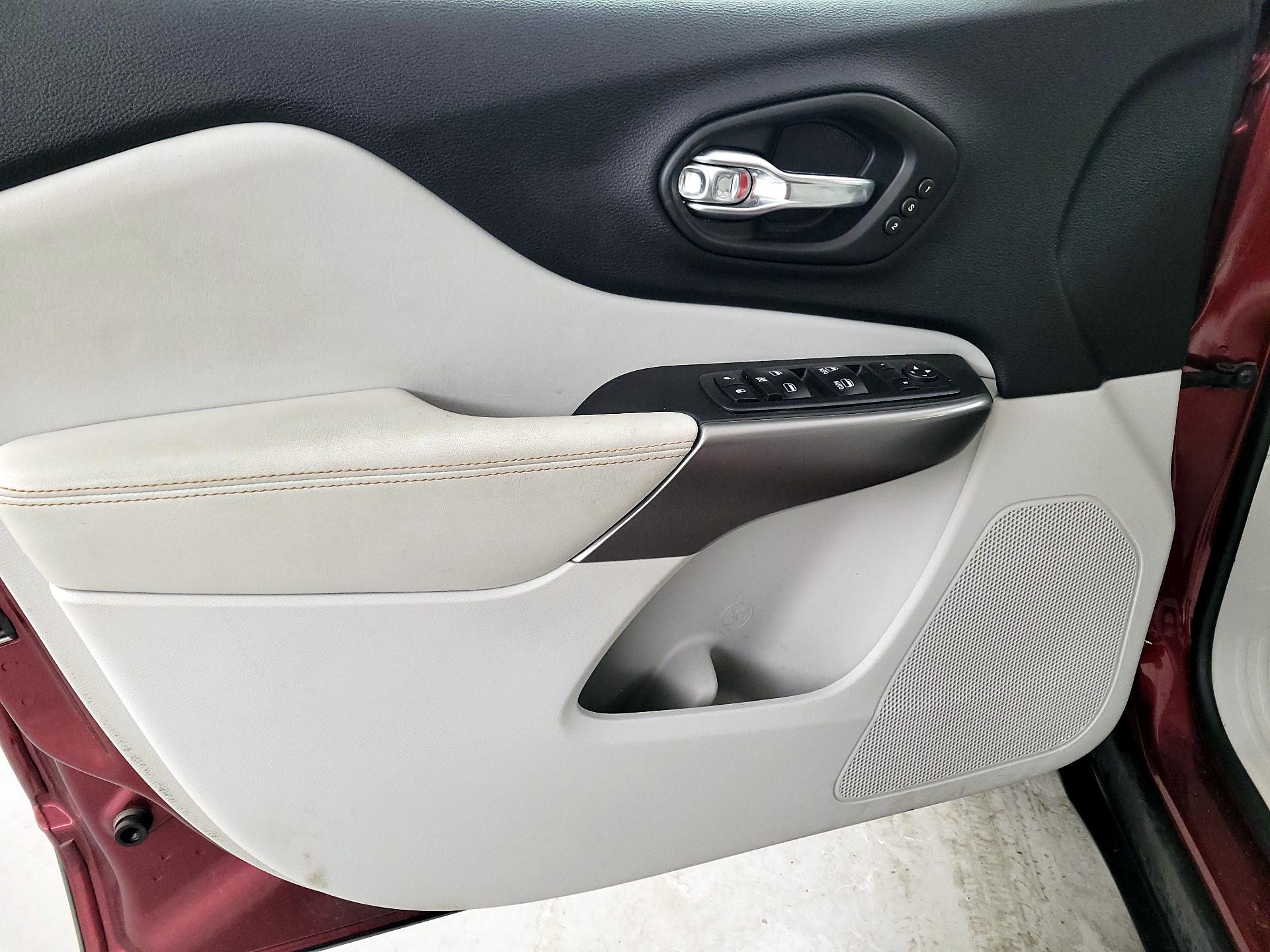 Thumbnail: 2019 Jeep Cherokee - 12