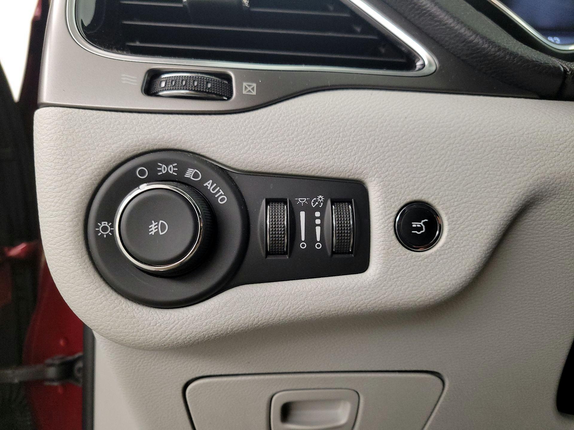 Thumbnail: 2019 Jeep Cherokee - 13