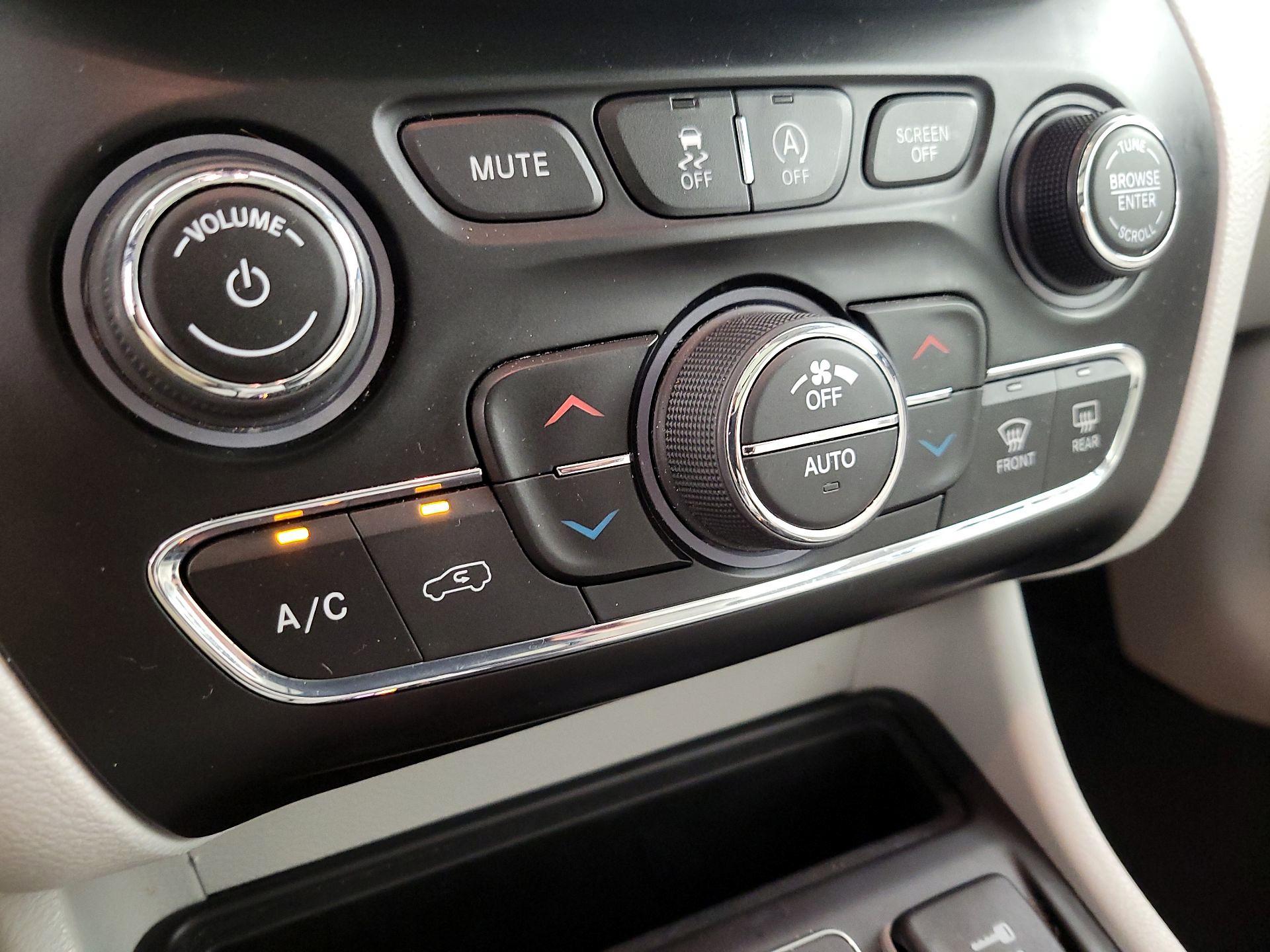 Thumbnail: 2019 Jeep Cherokee - 17